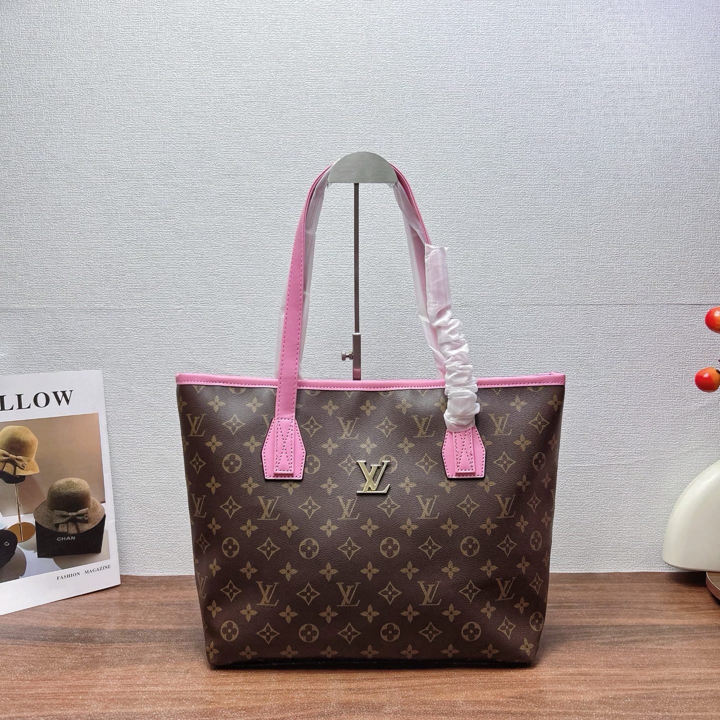P160
三件套 Lv
购物袋+链条斜挎包+钱包 3件套组合

尺寸：大42x29cm，中20x12cm，小14x8cm.