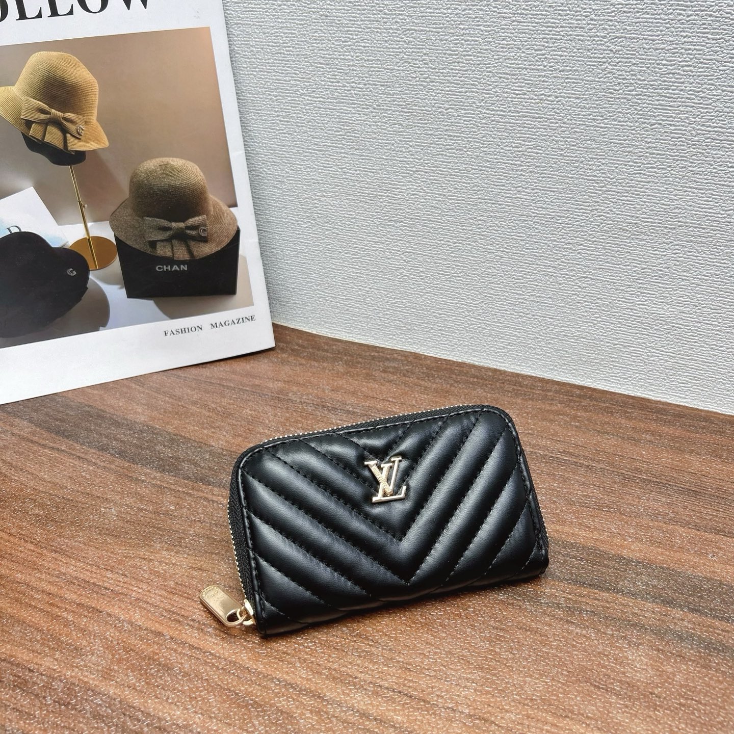 P160
三件套 Lv
购物袋+链条斜挎包+钱包 3件套组合

尺寸：大42x29cm，中20x12cm，小14x8cm.