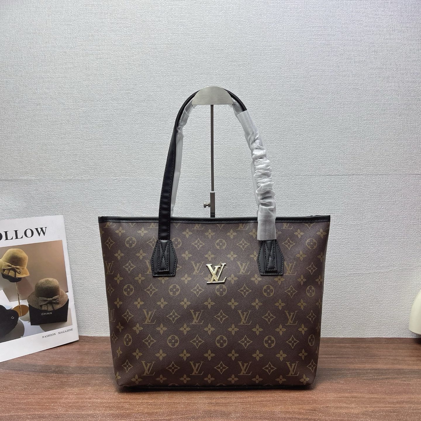 P160
三件套 Lv
购物袋+链条斜挎包+钱包 3件套组合

尺寸：大42x29cm，中20x12cm，小14x8cm.