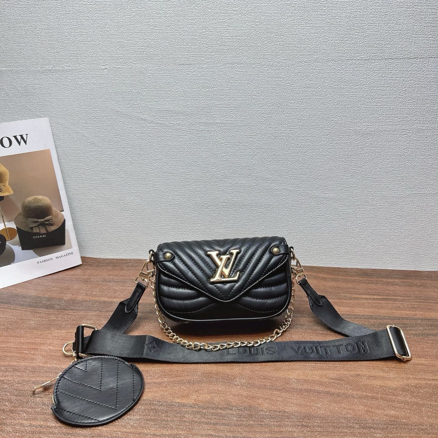 P160
三件套 Lv
购物袋+链条斜挎包+钱包 3件套组合

尺寸：大42x29cm，中20x12cm，小14x8cm.