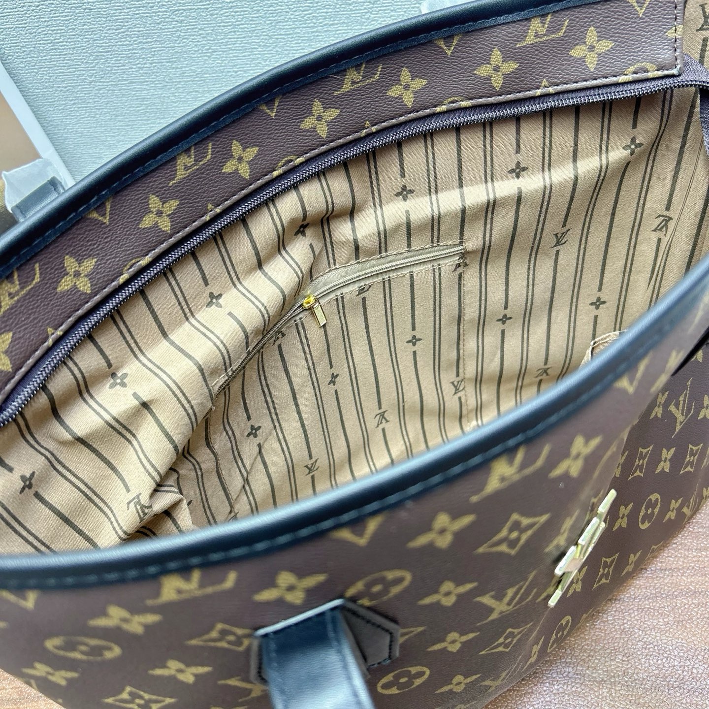 P160
三件套 Lv
购物袋+链条斜挎包+钱包 3件套组合

尺寸：大42x29cm，中20x12cm，小14x8cm.