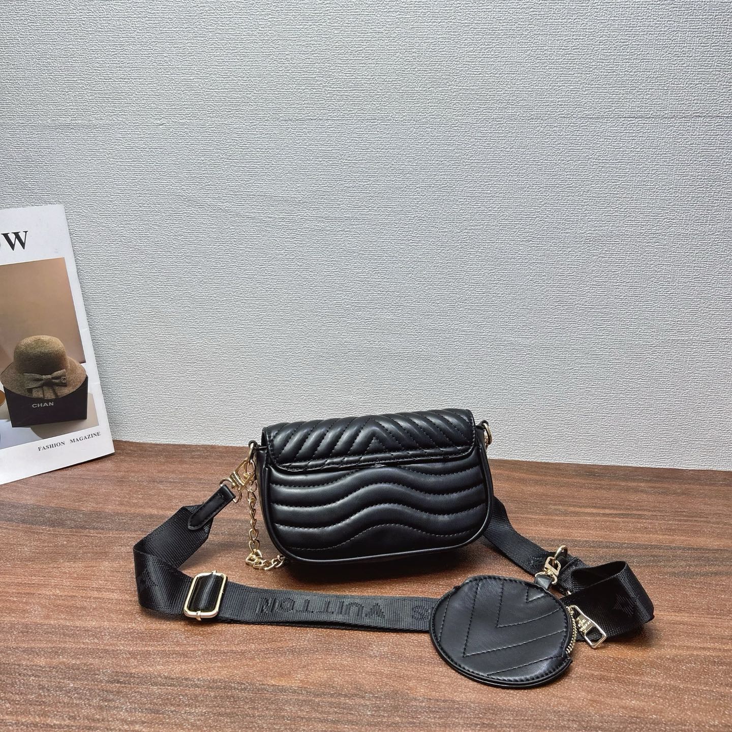 P160
三件套 Lv
购物袋+链条斜挎包+钱包 3件套组合

尺寸：大42x29cm，中20x12cm，小14x8cm.
