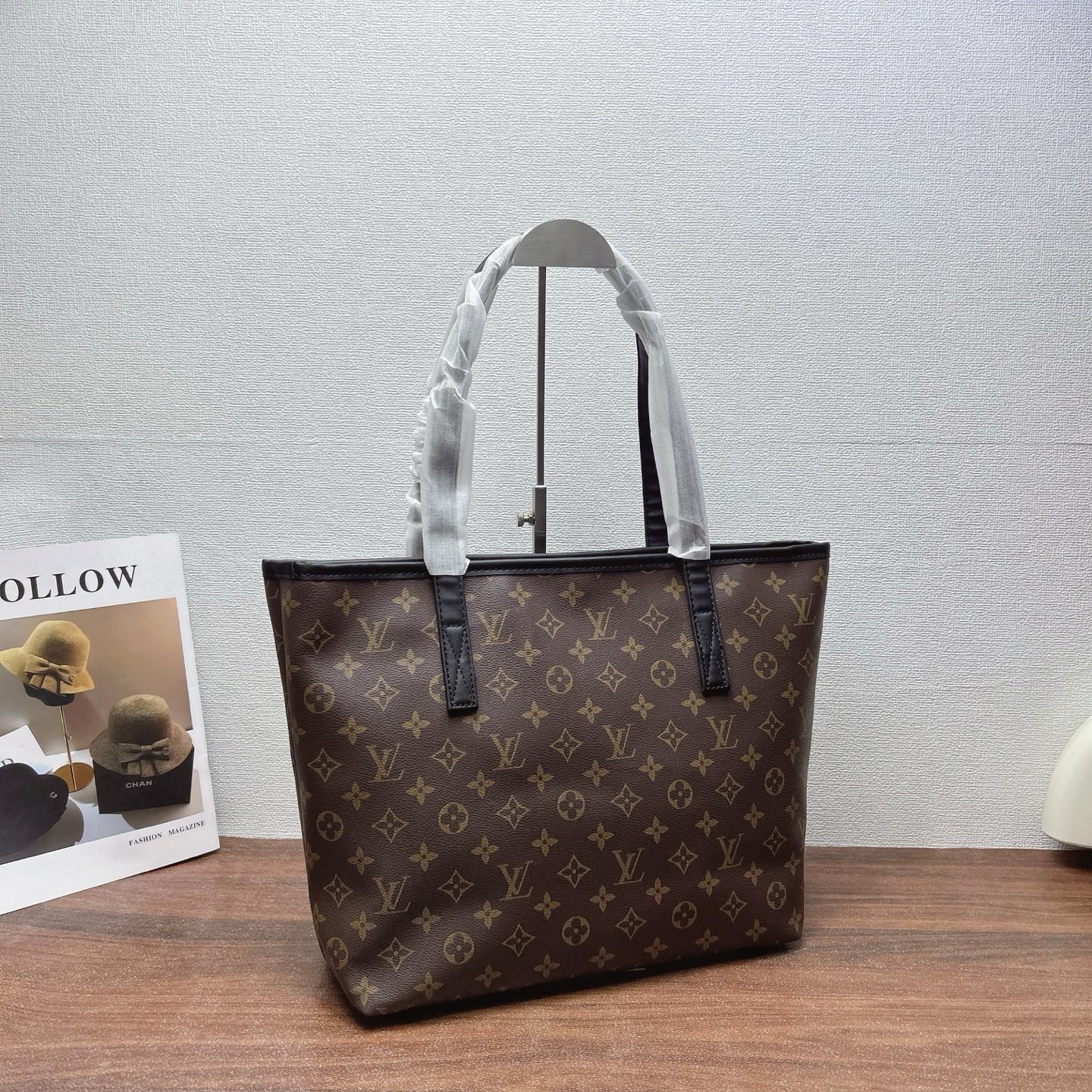 P160
三件套 Lv
购物袋+链条斜挎包+钱包 3件套组合

尺寸：大42x29cm，中20x12cm，小14x8cm.