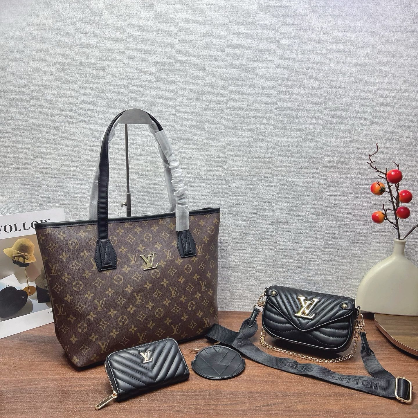 P160
三件套 Lv
购物袋+链条斜挎包+钱包 3件套组合

尺寸：大42x29cm，中20x12cm，小14x8cm.