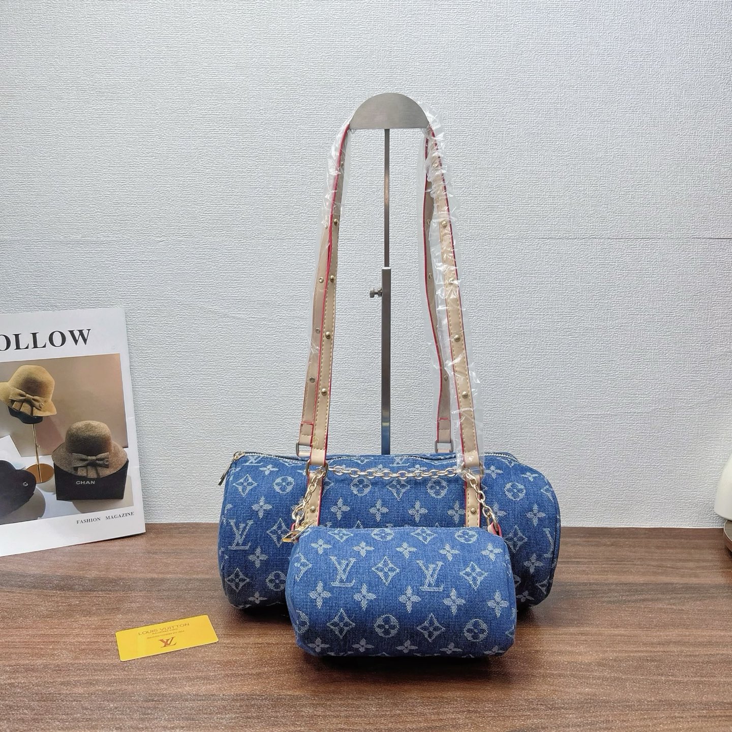 P160
三件套 lv
滚筒两件套+斜挎包+钱包 3件套组合
 
尺寸：大30x17cm，中24x13cm，小11x10cm.