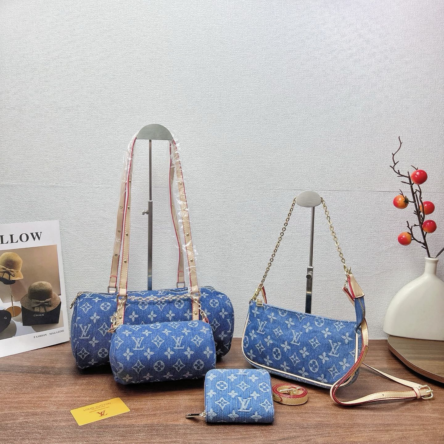 P160
三件套 lv
滚筒两件套+斜挎包+钱包 3件套组合
 
尺寸：大30x17cm，中24x13cm，小11x10cm.