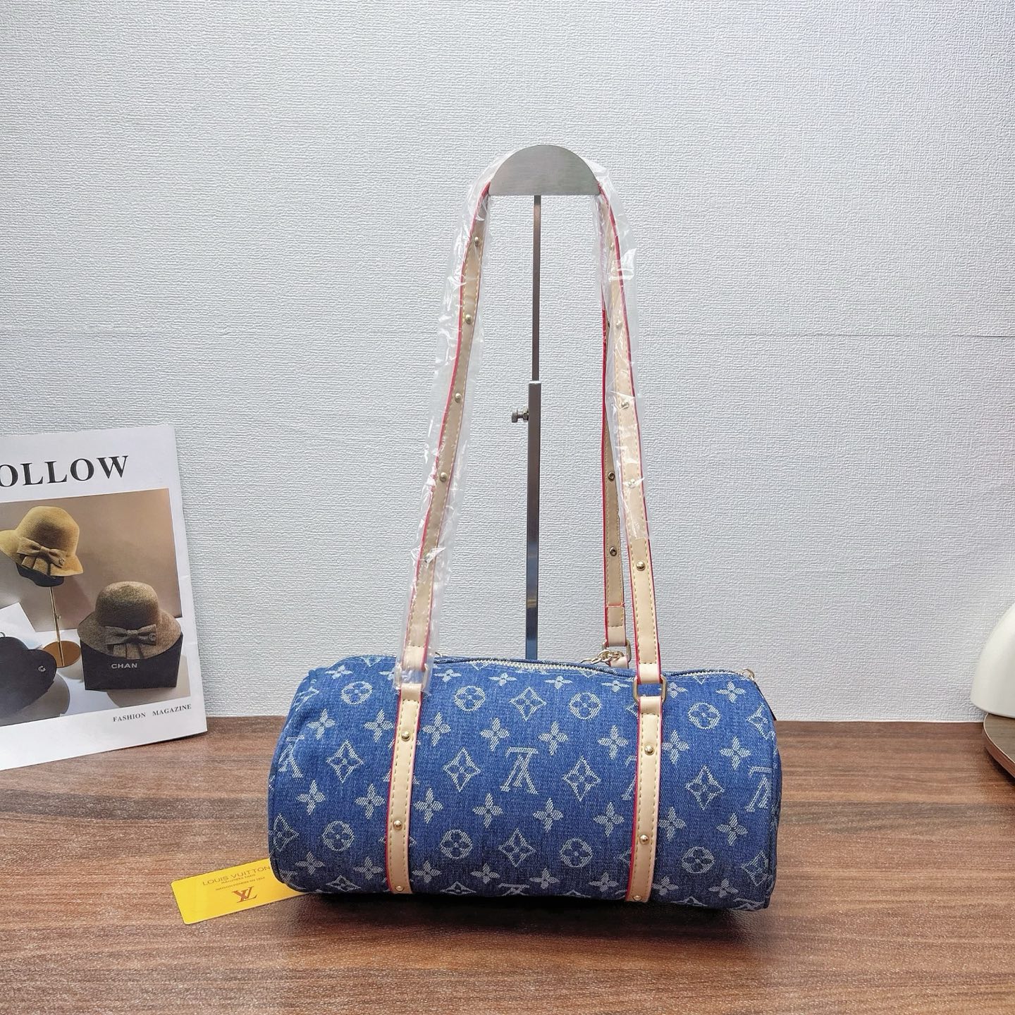 P160
三件套 lv
滚筒两件套+斜挎包+钱包 3件套组合
 
尺寸：大30x17cm，中24x13cm，小11x10cm.