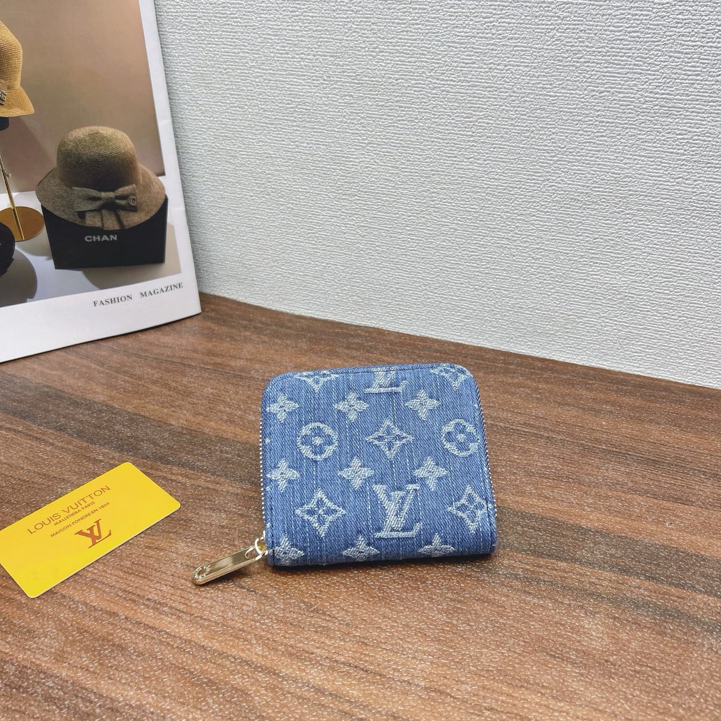 P160
三件套 lv
滚筒两件套+斜挎包+钱包 3件套组合
 
尺寸：大30x17cm，中24x13cm，小11x10cm.