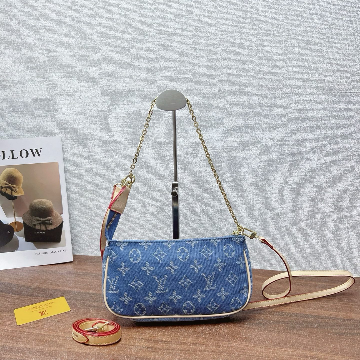 P160
三件套 lv
滚筒两件套+斜挎包+钱包 3件套组合
 
尺寸：大30x17cm，中24x13cm，小11x10cm.