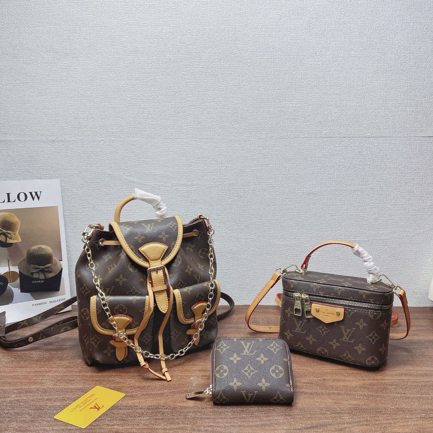  P160
三件套 lv
双肩包+化妆包+钱包 3件套组合
 
尺寸：大29x22cm，中18x13cm，小11x10cm.
