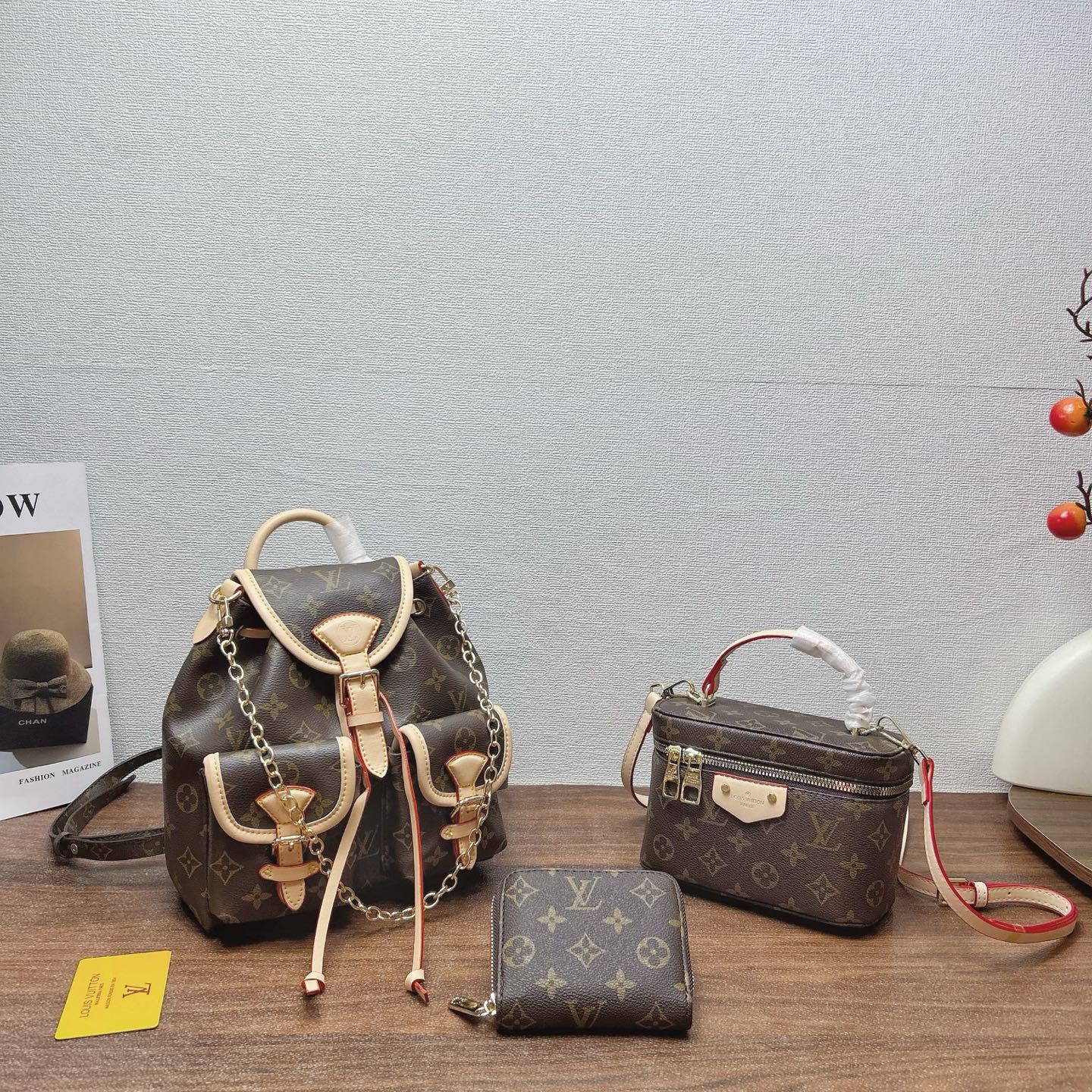 P160
三件套 lv
双肩包+化妆包+钱包 3件套组合
 
尺寸：大29x22cm，中18x13cm，小11x10cm.