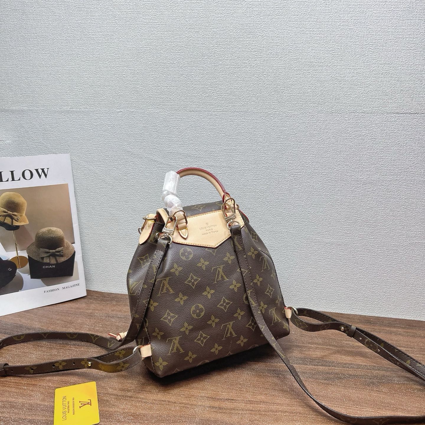 P160
三件套 lv
双肩包+化妆包+钱包 3件套组合
 
尺寸：大29x22cm，中18x13cm，小11x10cm.
