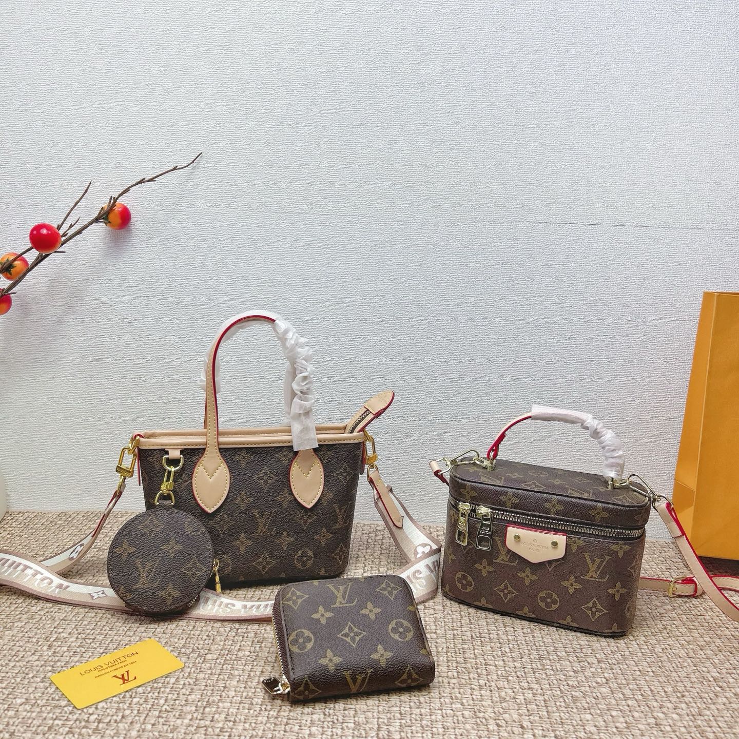 P160
三件套 lv
白皮菜篮子+化妆包+钱包 3件套组合
 
尺寸：大21x14cm，中18x13cm，小11x10cm.