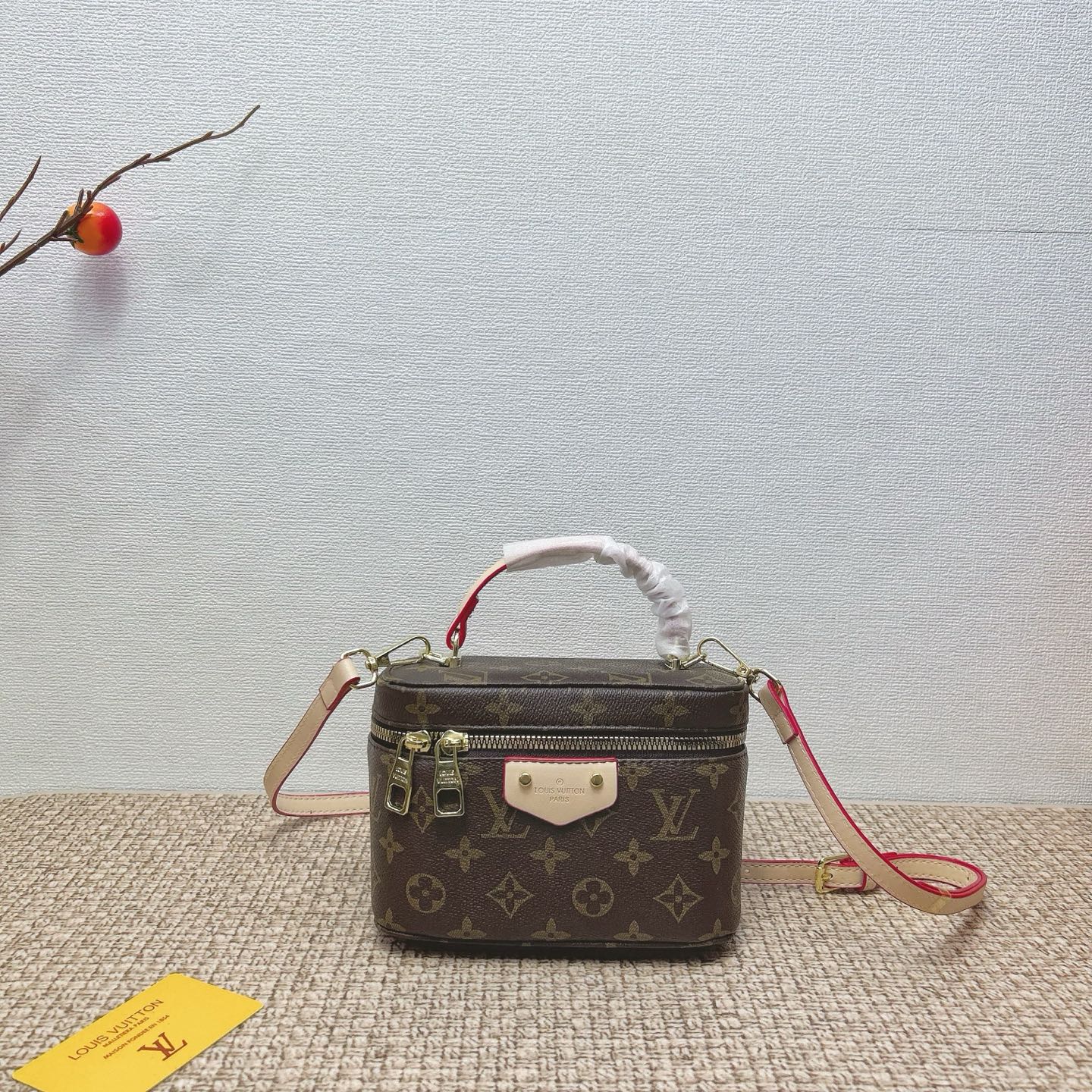 P160
三件套 lv
白皮菜篮子+化妆包+钱包 3件套组合
 
尺寸：大21x14cm，中18x13cm，小11x10cm.