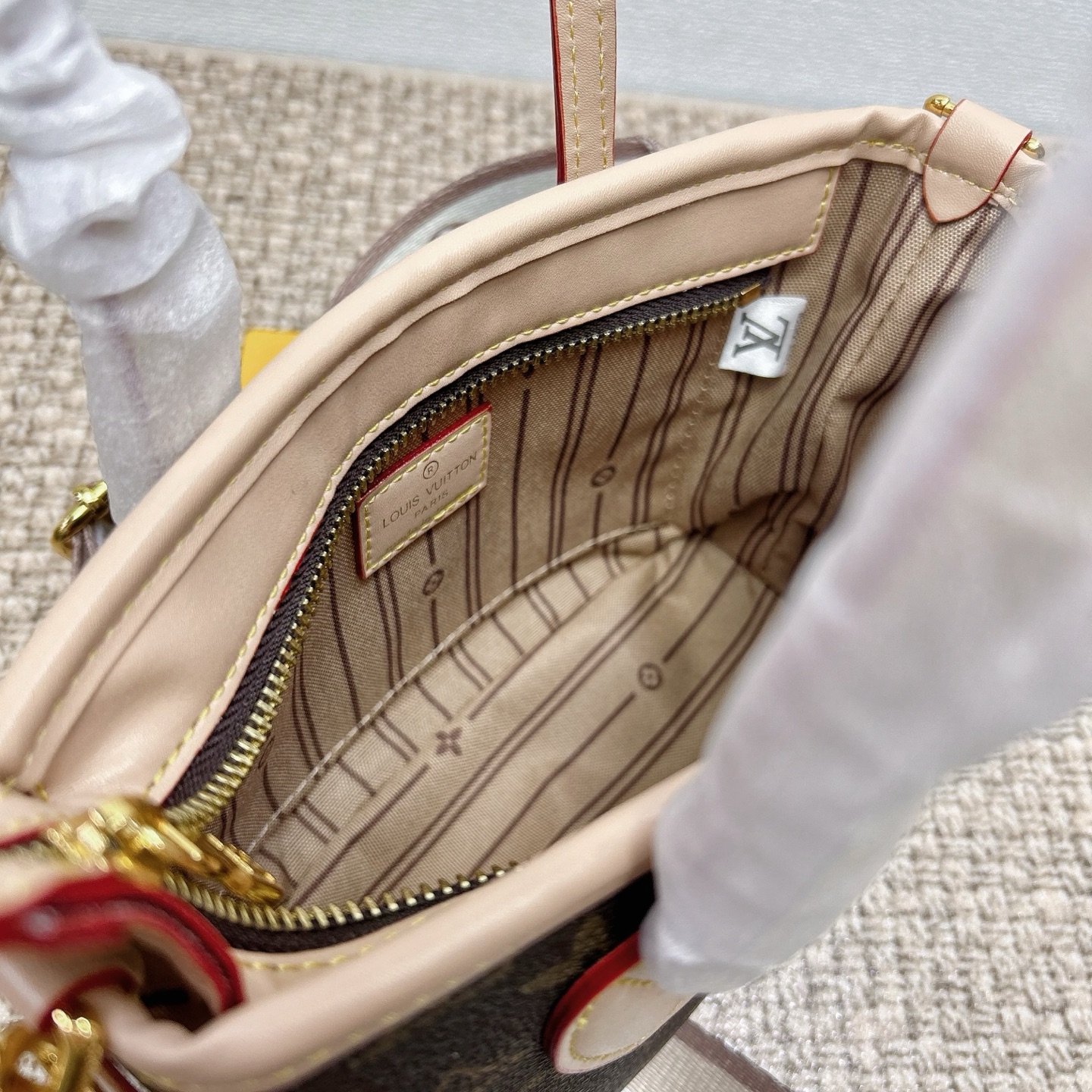 P160
三件套 lv
白皮菜篮子+化妆包+钱包 3件套组合
 
尺寸：大21x14cm，中18x13cm，小11x10cm.