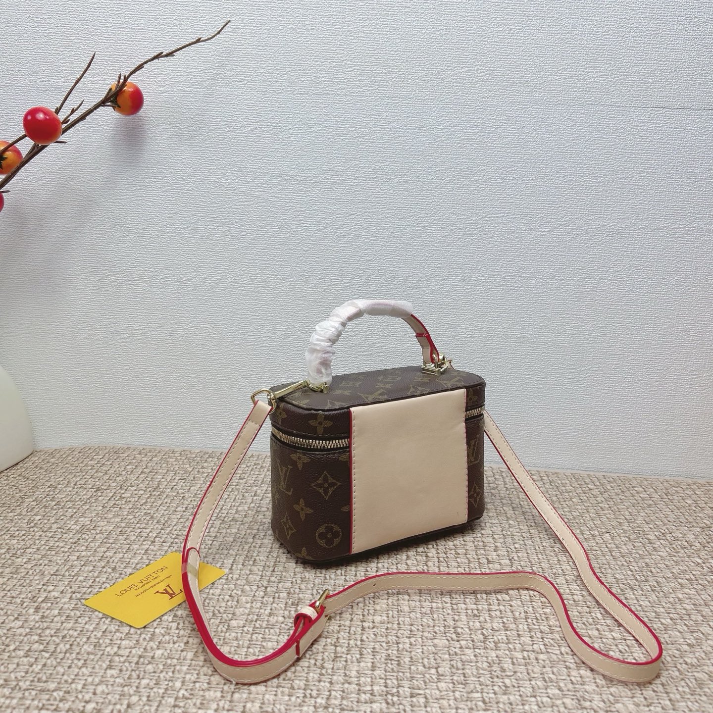 P160
三件套 lv
白皮菜篮子+化妆包+钱包 3件套组合
 
尺寸：大21x14cm，中18x13cm，小11x10cm.