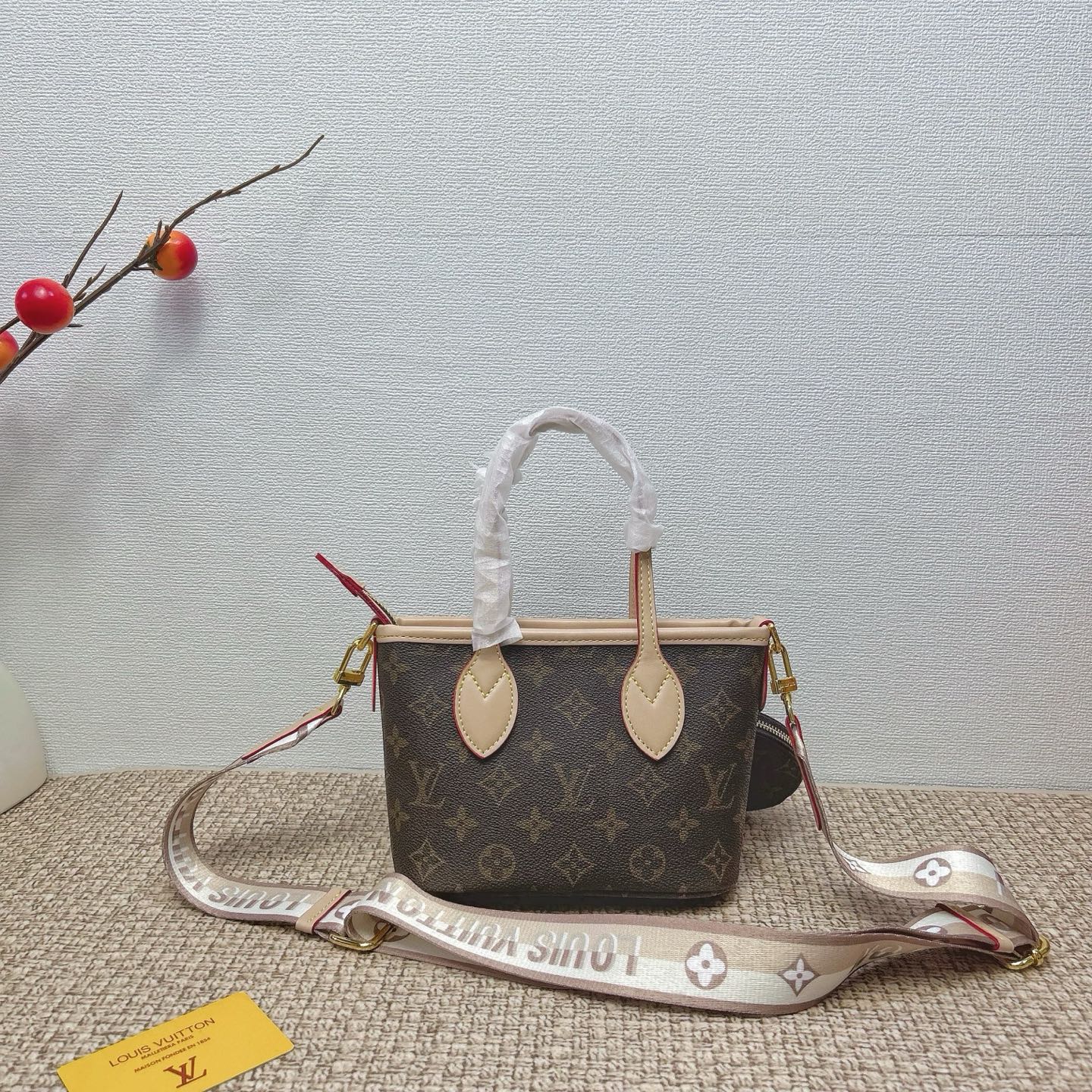 P160
三件套 lv
白皮菜篮子+化妆包+钱包 3件套组合
 
尺寸：大21x14cm，中18x13cm，小11x10cm.