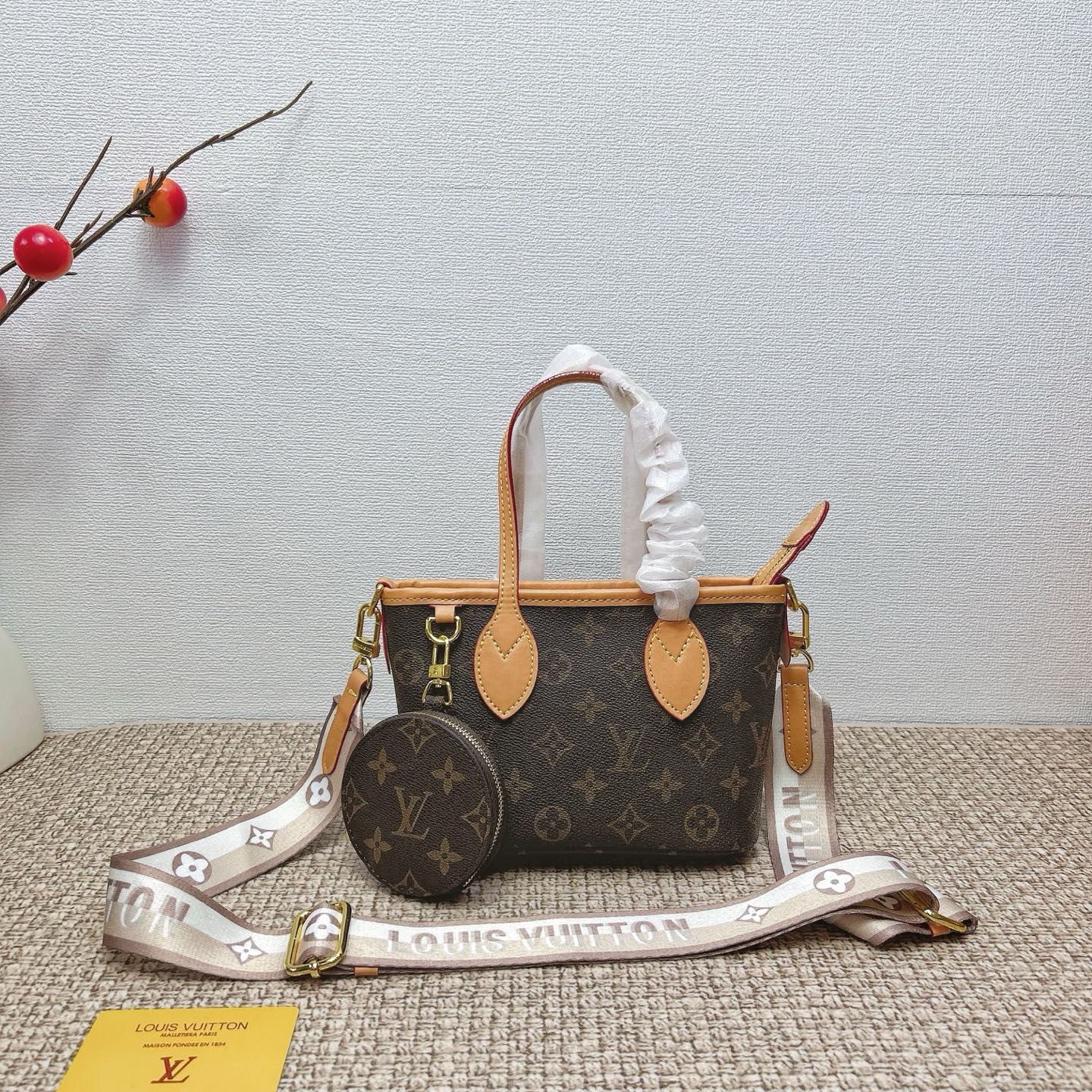 P160
三件套 lv
黄皮菜篮子+化妆包+钱包 3件套组合
 
尺寸：大21x14cm，中18x13cm，小11x10cm.