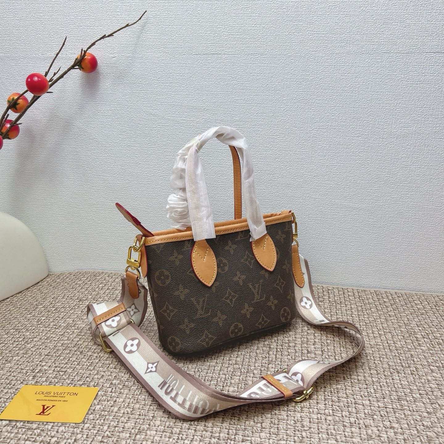 P160
三件套 lv
黄皮菜篮子+化妆包+钱包 3件套组合
 
尺寸：大21x14cm，中18x13cm，小11x10cm.