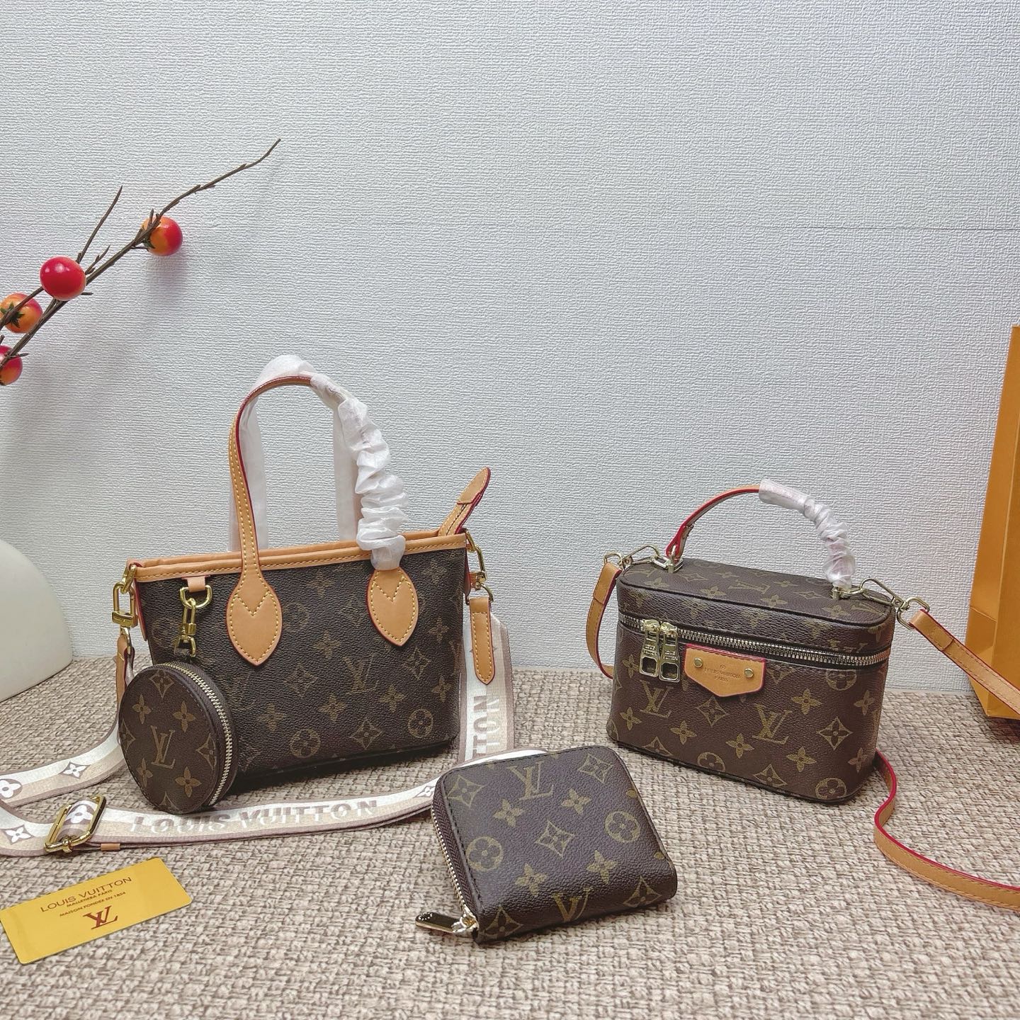P160
三件套 lv
黄皮菜篮子+化妆包+钱包 3件套组合
 
尺寸：大21x14cm，中18x13cm，小11x10cm.