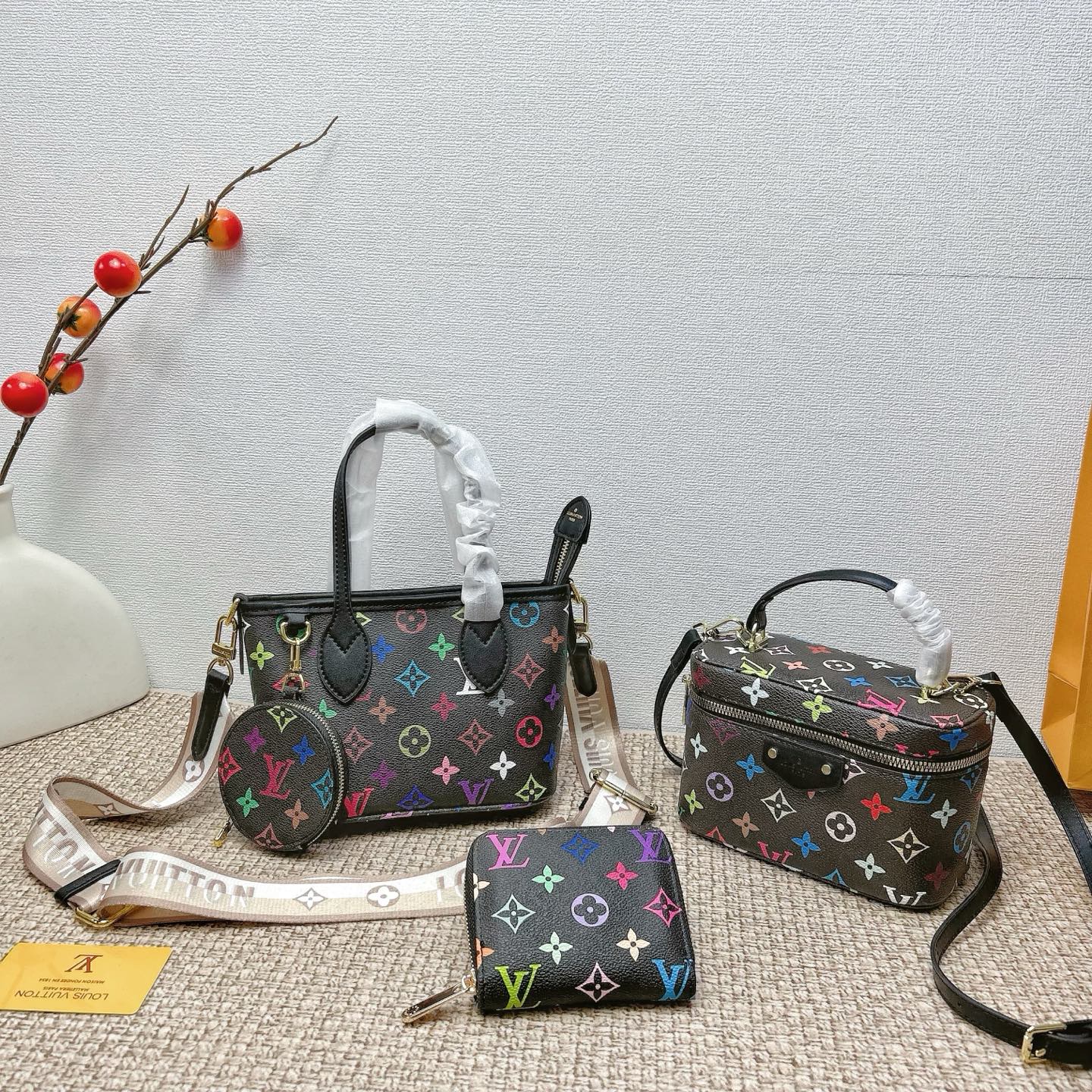 P160
三件套 lv
黑彩菜篮子+化妆包+钱包 3件套组合
 
尺寸：大21x14cm，中18x13cm，小11x10cm.