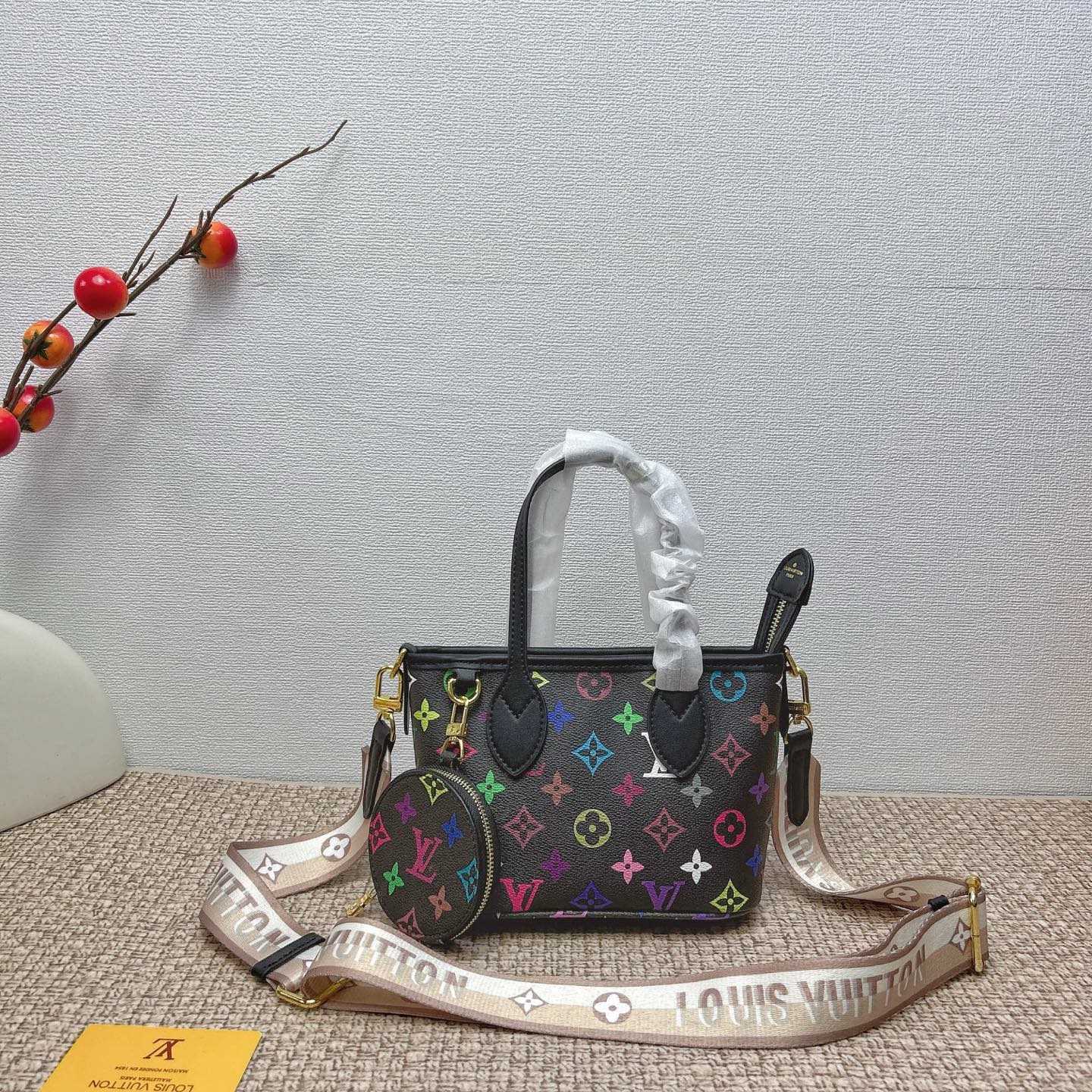 P160
三件套 lv
黑彩菜篮子+化妆包+钱包 3件套组合
 
尺寸：大21x14cm，中18x13cm，小11x10cm.