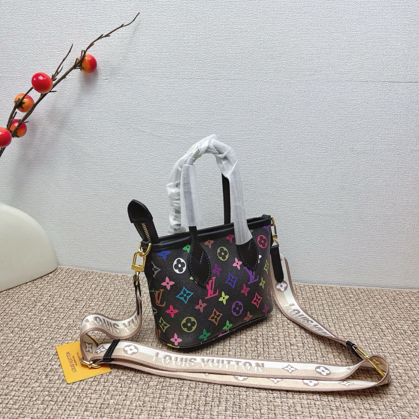 P160
三件套 lv
黑彩菜篮子+化妆包+钱包 3件套组合
 
尺寸：大21x14cm，中18x13cm，小11x10cm.