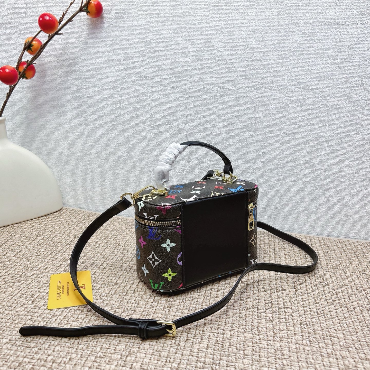 P160
三件套 lv
黑彩菜篮子+化妆包+钱包 3件套组合
 
尺寸：大21x14cm，中18x13cm，小11x10cm.