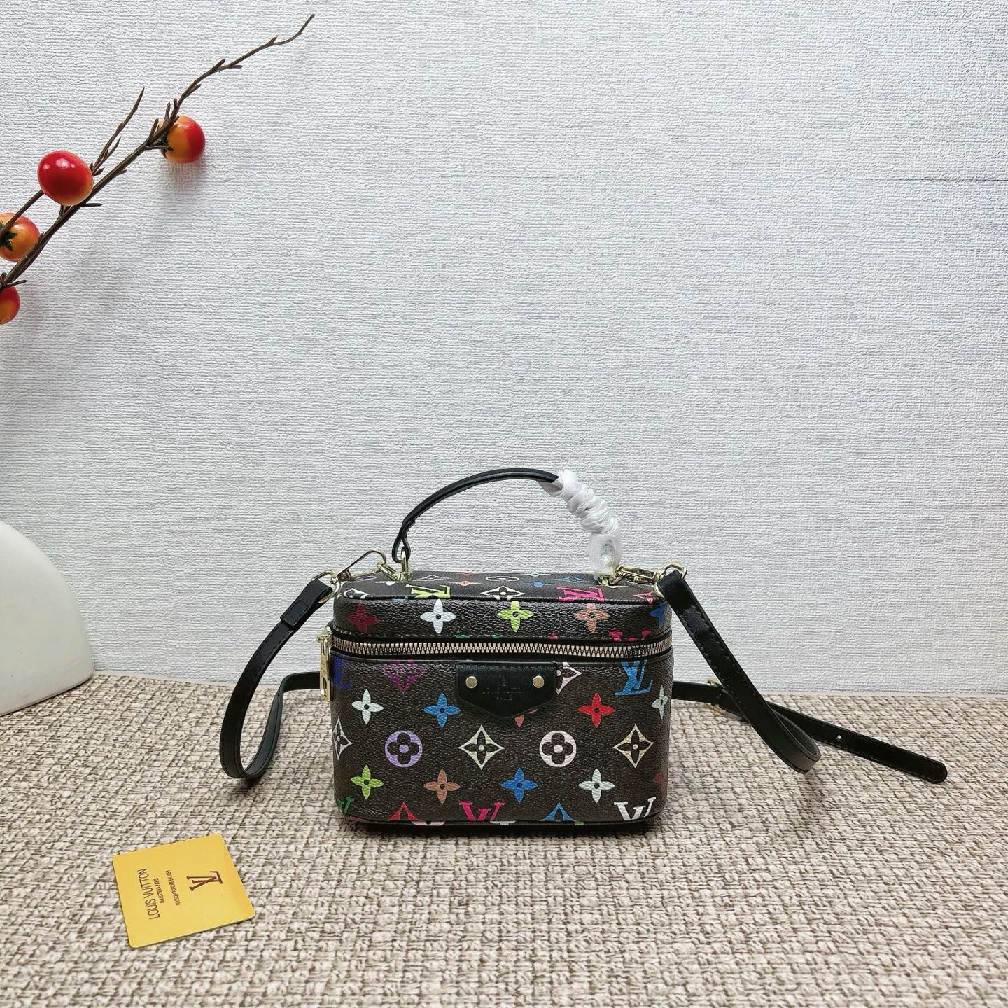 P160
三件套 lv
黑彩菜篮子+化妆包+钱包 3件套组合
 
尺寸：大21x14cm，中18x13cm，小11x10cm.