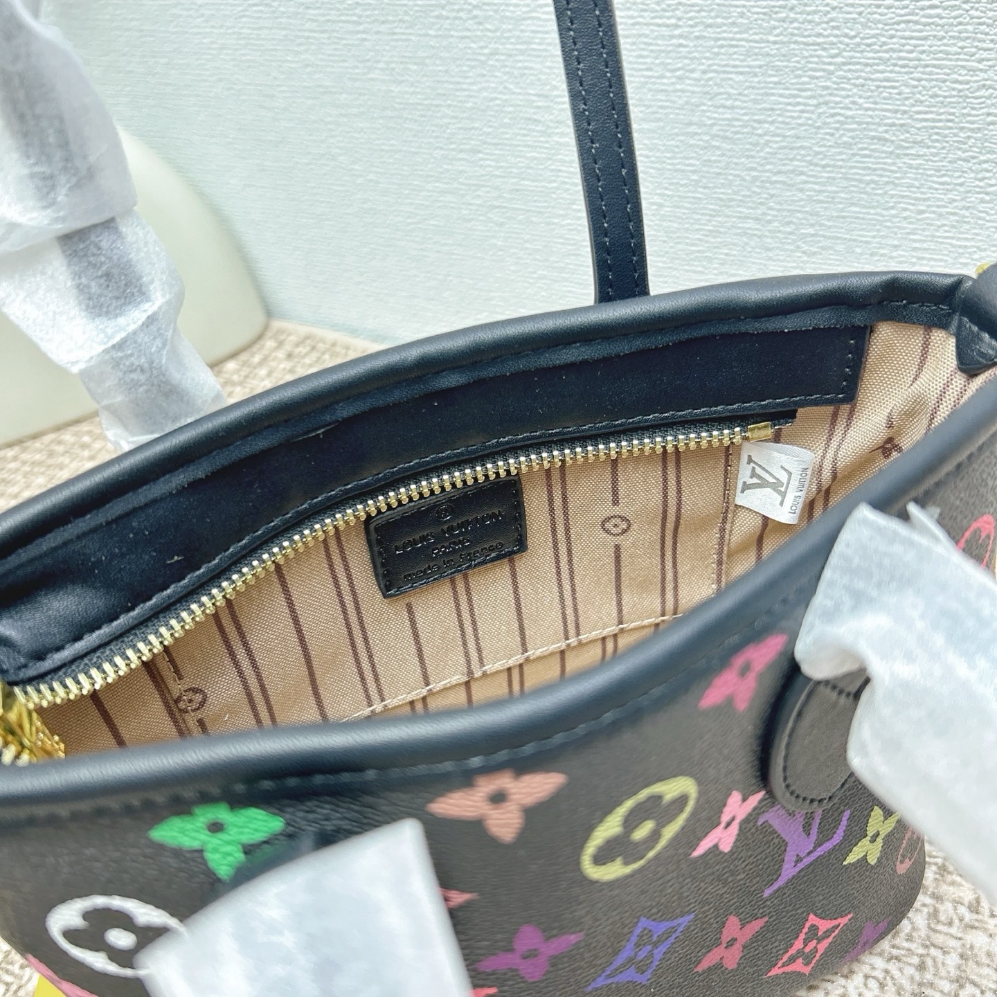 P160
三件套 lv
黑彩菜篮子+化妆包+钱包 3件套组合
 
尺寸：大21x14cm，中18x13cm，小11x10cm.