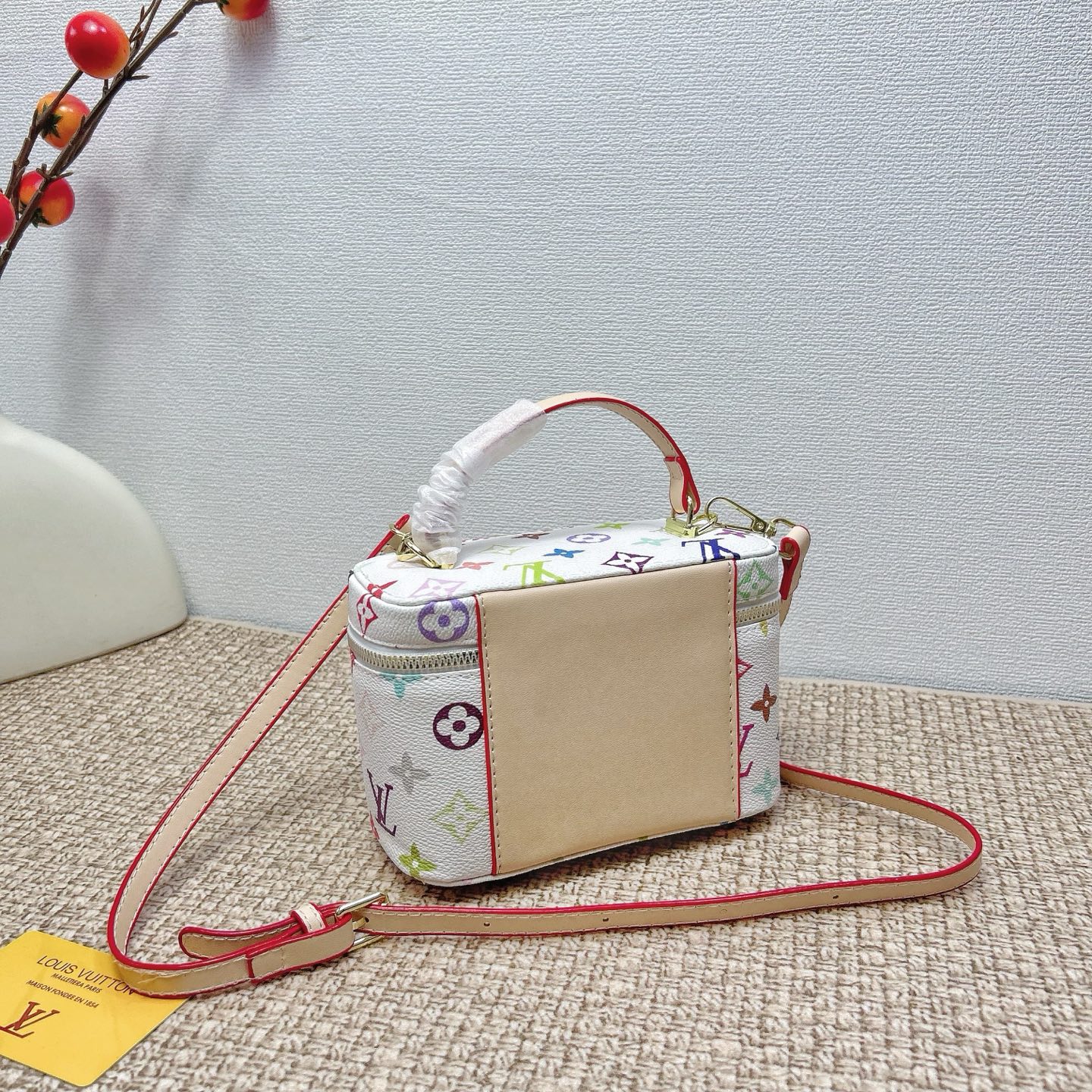 P160
三件套 lv
白彩菜篮子+化妆包+钱包 3件套组合
 
尺寸：大21x14cm，中18x13cm，小11x10cm.