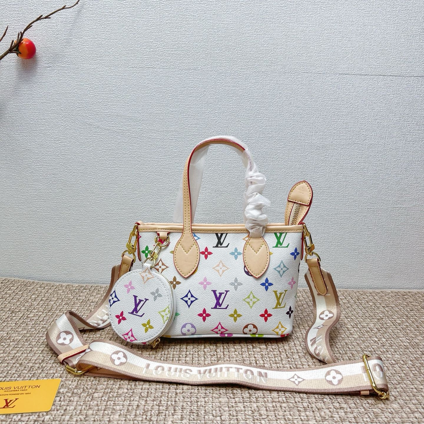 P160
三件套 lv
白彩菜篮子+化妆包+钱包 3件套组合
 
尺寸：大21x14cm，中18x13cm，小11x10cm.