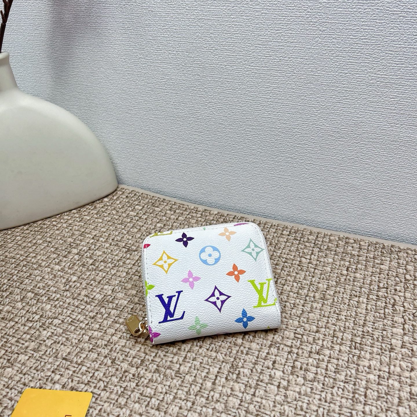 P160
三件套 lv
白彩菜篮子+化妆包+钱包 3件套组合
 
尺寸：大21x14cm，中18x13cm，小11x10cm.
