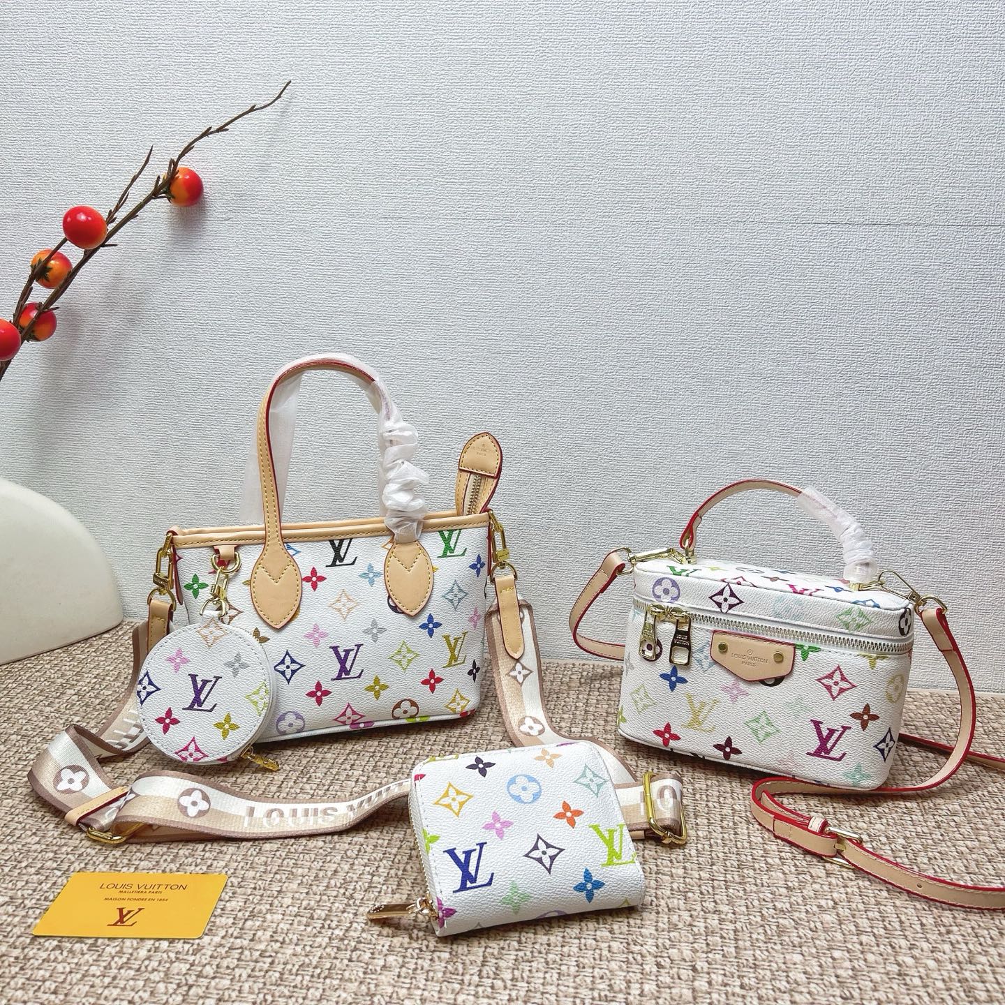 P160
三件套 lv
白彩菜篮子+化妆包+钱包 3件套组合
 
尺寸：大21x14cm，中18x13cm，小11x10cm.