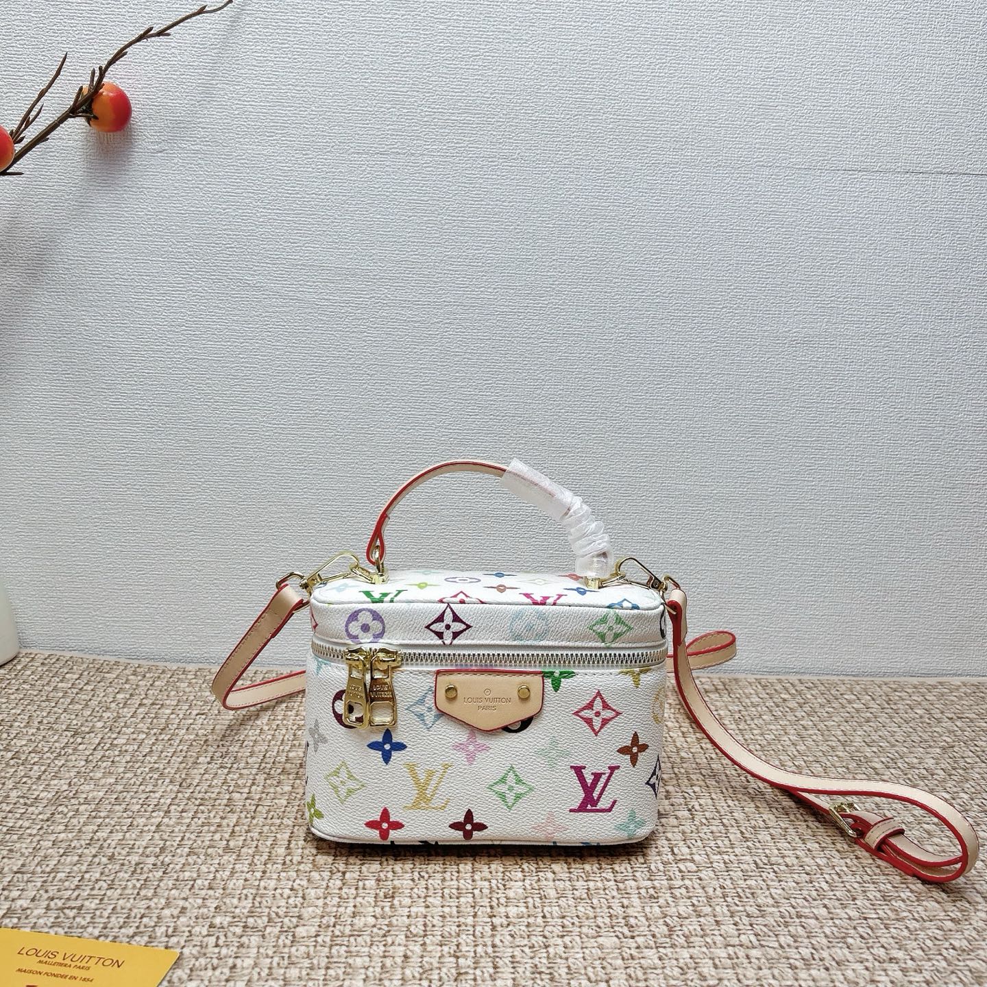 P160
三件套 lv
白彩菜篮子+化妆包+钱包 3件套组合
 
尺寸：大21x14cm，中18x13cm，小11x10cm.