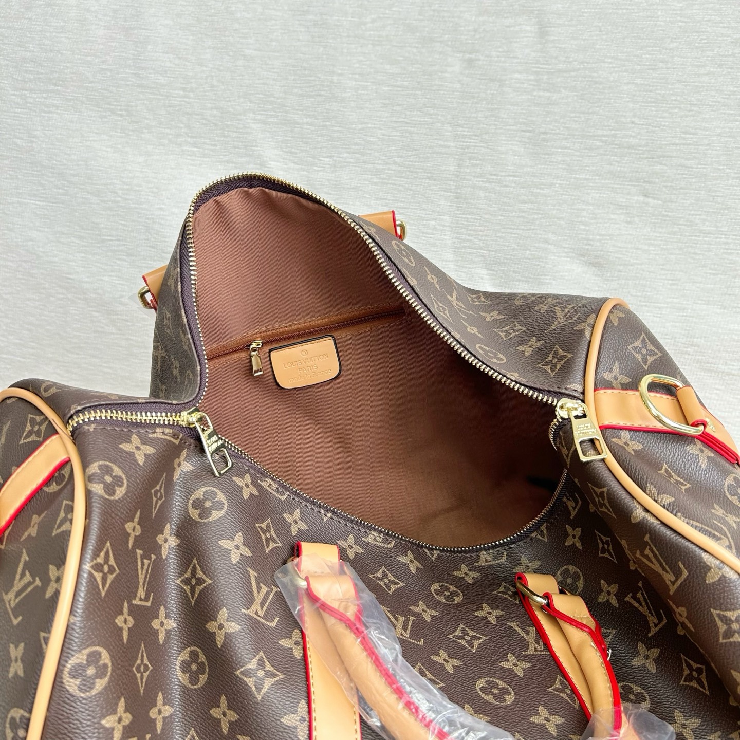 P200
三件套 lv
旅行袋+化妆箱+贝壳包 3件套组合
 
尺寸：大45x33cm，中23x16cm，小20x16cm.