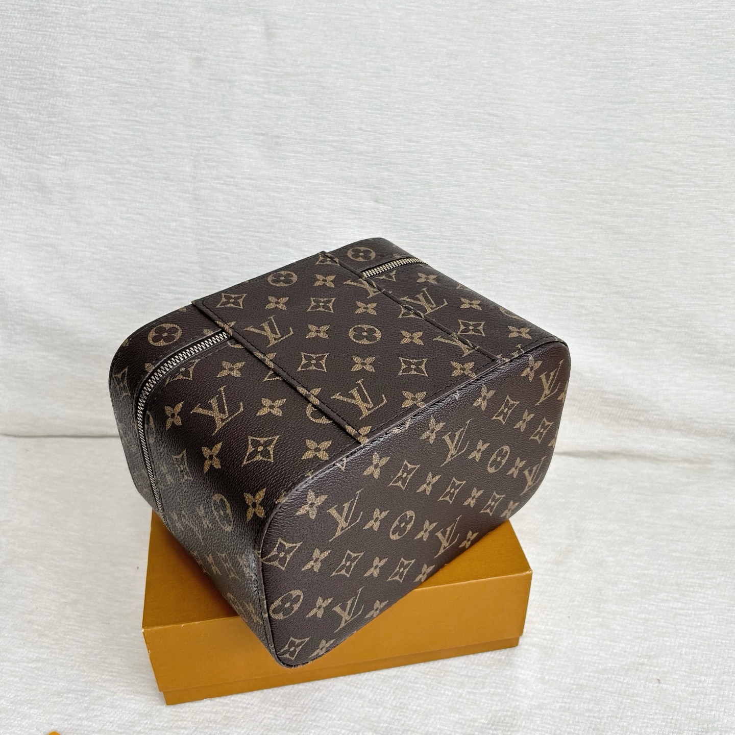 P200
三件套 lv
旅行袋+化妆箱+贝壳包 3件套组合
 
尺寸：大45x33cm，中23x16cm，小20x16cm.