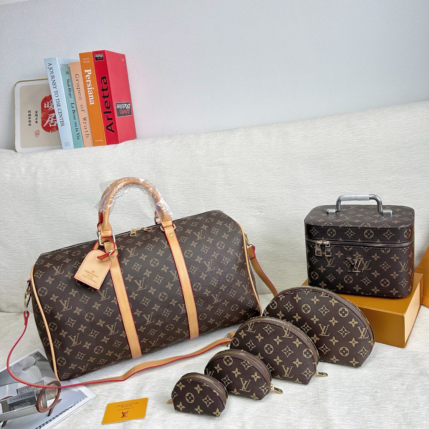 P200
三件套 lv
旅行袋+化妆箱+贝壳包 3件套组合
 
尺寸：大45x33cm，中23x16cm，小20x16cm.