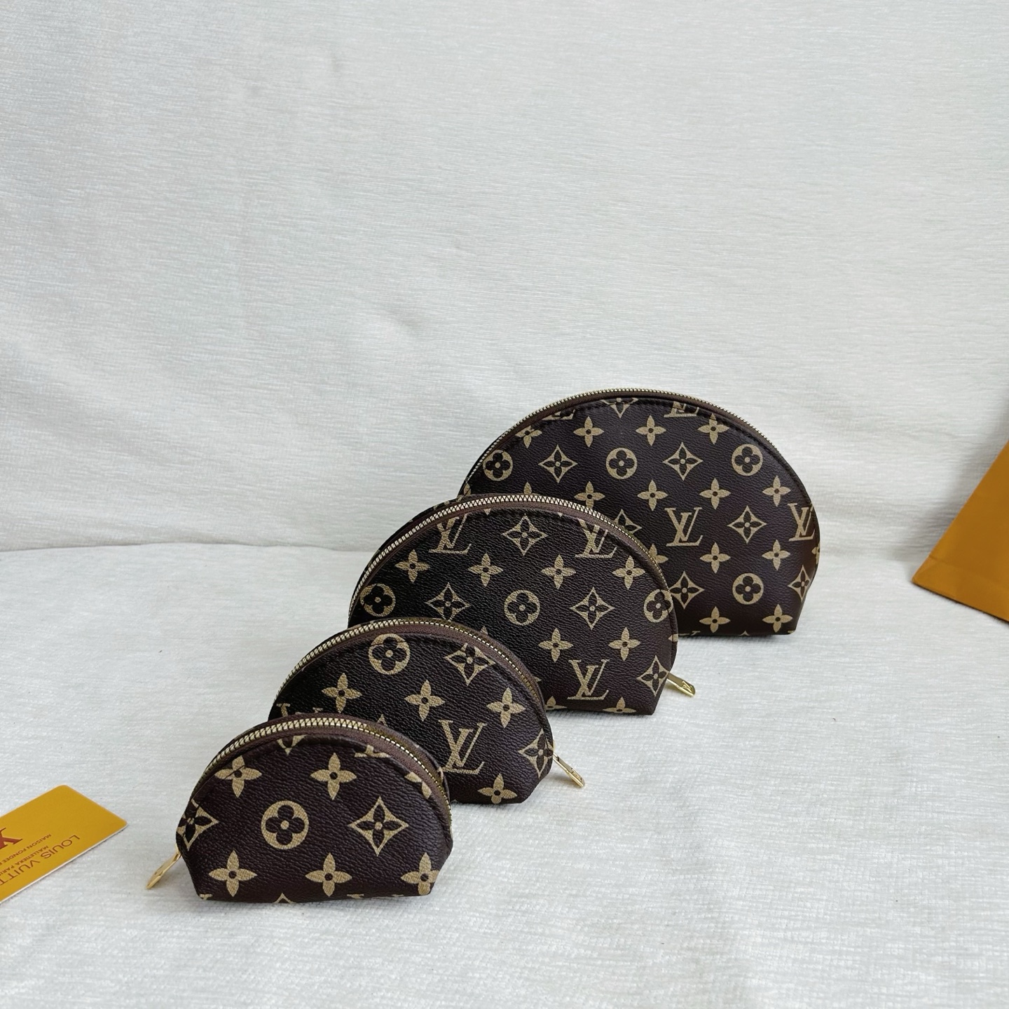 P200
三件套 lv
旅行袋+化妆箱+贝壳包 3件套组合
 
尺寸：大45x33cm，中23x16cm，小20x16cm.