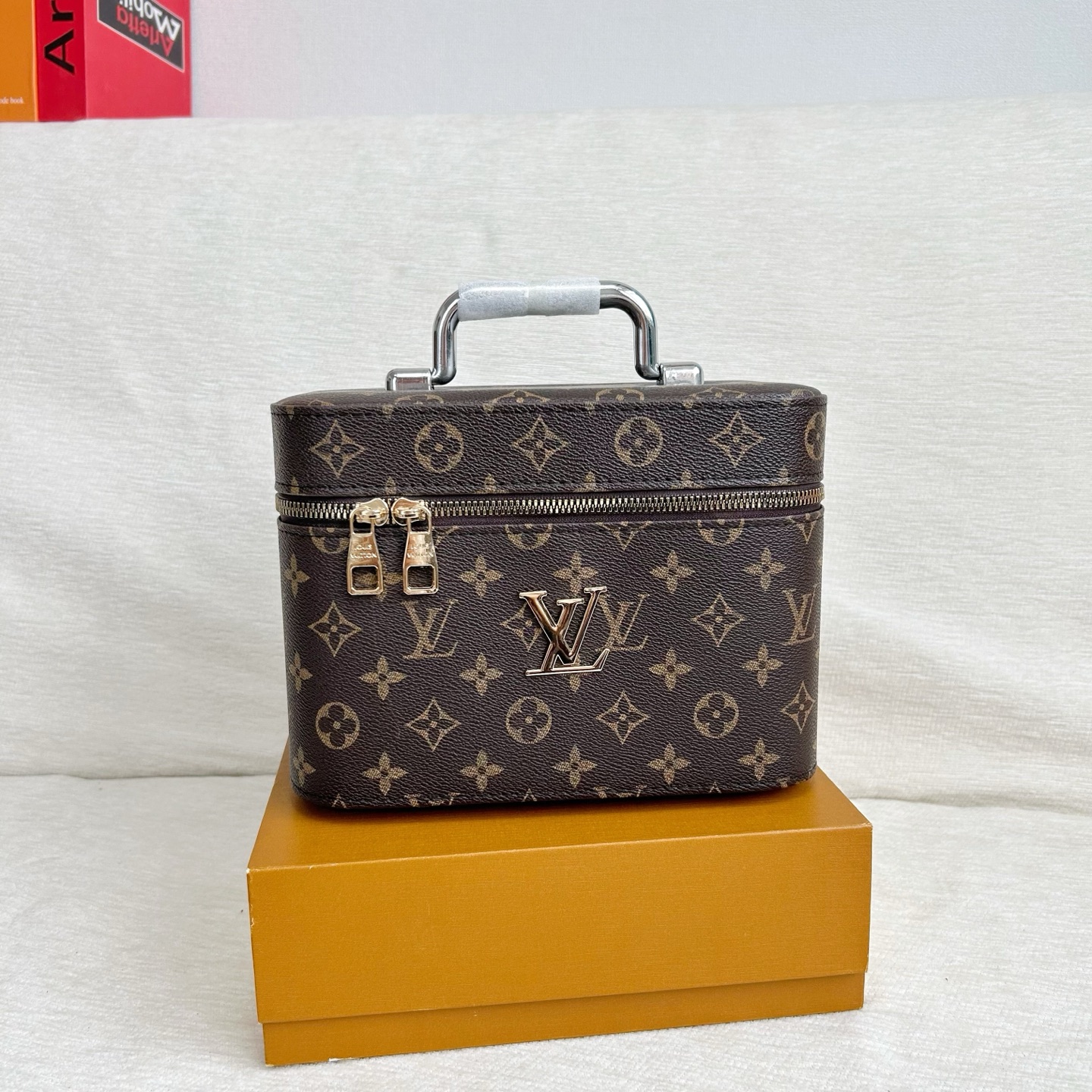 P200
三件套 lv
旅行袋+化妆箱+贝壳包 3件套组合
 
尺寸：大45x33cm，中23x16cm，小20x16cm.