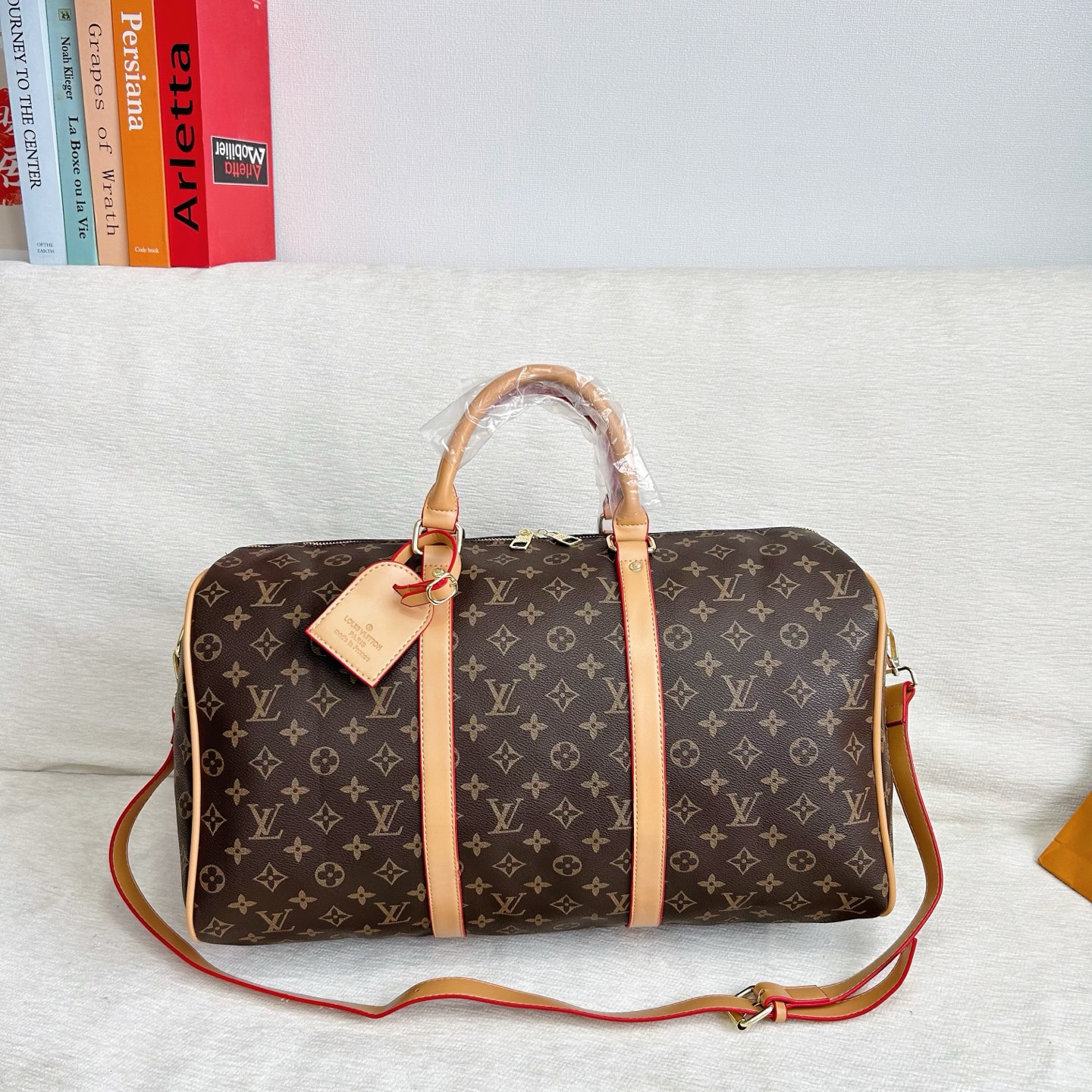 P200
三件套 lv
旅行袋+化妆箱+贝壳包 3件套组合
 
尺寸：大45x33cm，中23x16cm，小20x16cm.