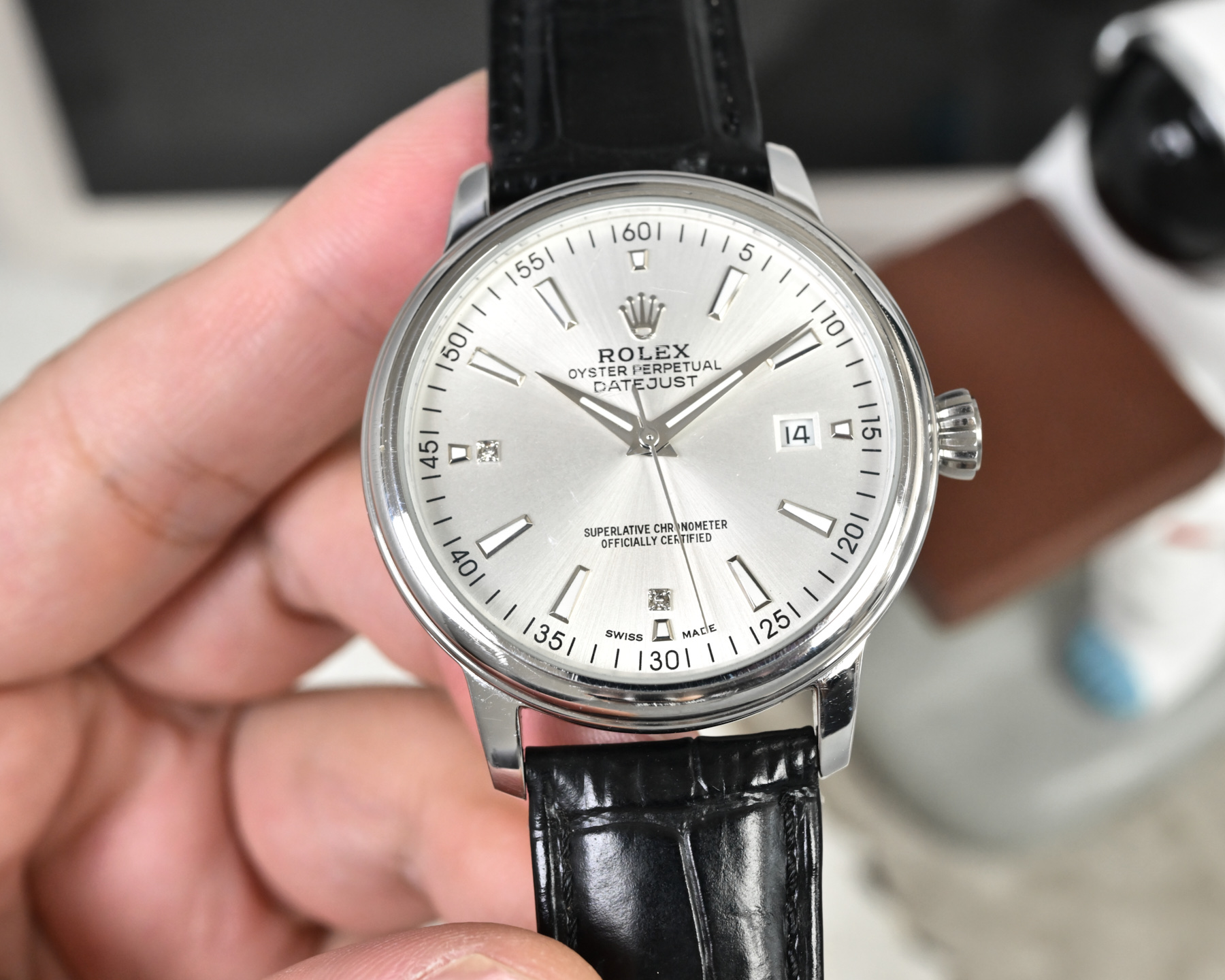 NO:741636,White shell, gold shell, the latest popular model, Rolex [ROLEX] men's watch, with a unique dial design, paired with a more high-end and luxurious Rolex. When you first meet Rolex, you must dream of owning it one day. Wearing a Rolex will make you prosperous and prosperous. You deserve it. Reviews are welcome!  !  The movement is equipped with a brand new imported Citizen (zero repair), size 40, mirror sapphire glass never scratched, material 316L stainless steel case, power reserve 48 hours, waterproof depth 100 meters, Italian calf leather belt, original pin buckle!  ,,rolex,cowhide19860909白壳 金壳 最新爆款主推 劳力士【ROLEX】男士腕表 采用独特的表盘设计 搭配而来的是更高档奢华的劳力士, 初识劳力士必憧憬有朝一日能拥有它,戴上劳力士必顺风顺水必发达,你值得拥有,欢迎评鉴！！ 机芯搭配全新进口西铁城（零返修） 尺寸40 镜面蓝宝石玻璃永不刮花 材质316L精钢表壳 动力储存48小时 防水深度100米 意大利小牛皮带,原装针扣！,,rolex,cowhide,Watch