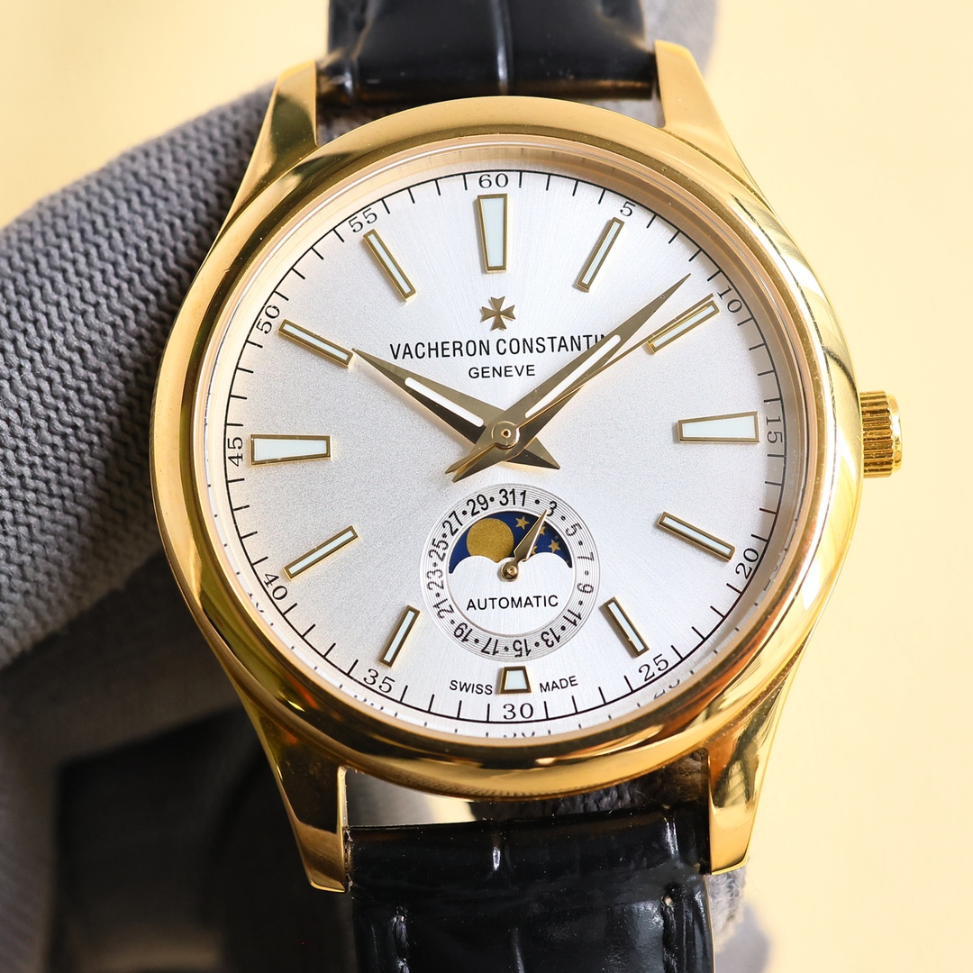 NO:896028,White-gold 2026 Vacheron Constantin men's watch.  The watch moon phase series adheres to Vacheron Constantin's consistent tradition, and more beautifully combines the 6-digit calendar with the sun and moon astrology that is popular among watch friends. Whether it is the classic and timeless dial design, or the cool polygonal lines carved from stainless steel or rose gold, it is no exception. It also uses Swiss ETA2824-2 movement, functional 6-digit calendar large moon phase, watch diameter 40. Sapphire glass. Italian calfskin. Original pin buckle produced by AD.  Excellent products,vacheron,cowhide19860909白-金 2026江诗丹顿男士腕表．腕表月相系列,秉持了江诗丹顿的一贯传统,更唯美的结合了6字位日历与被表友热捧的日月星相,无论是经典隽永的表盘设计,还是以精钢或玫瑰金雕凿的炫酷多边线条都不例外.更采用了瑞士ETA2824一2机芯 ,功能6字位日历大月相,表径40.蓝宝石玻璃.意大利小牛皮.原装针扣AD出品 精品不断,,vacheron,cowhide,Watch