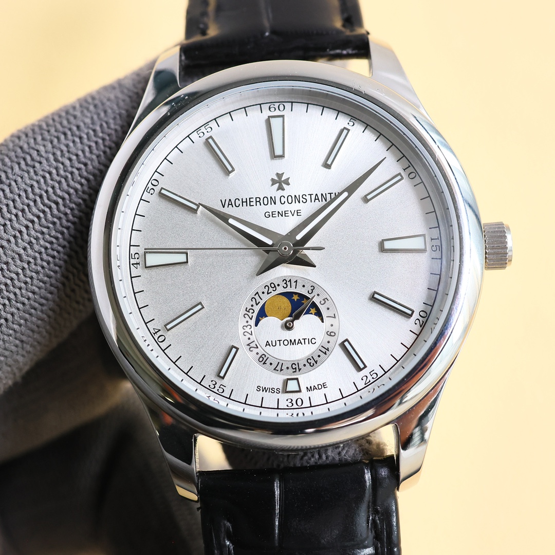 NO:764248,White-gold 2026 Vacheron Constantin men's watch.  The watch moon phase series adheres to Vacheron Constantin's consistent tradition, and more beautifully combines the 6-digit calendar with the sun and moon astrology that is popular among watch friends. Whether it is the classic and timeless dial design, or the cool polygonal lines carved from stainless steel or rose gold, it is no exception. It also uses Swiss ETA2824-6 movement, functional 6-digit calendar large moon phase, watch diameter 40. Sapphire glass. Italian calfskin. Original pin buckle produced by AD.  Excellent products,vacheron,cowhide19860909白-金 2026江诗丹顿男士腕表．腕表月相系列,秉持了江诗丹顿的一贯传统,更唯美的结合了6字位日历与被表友热捧的日月星相,无论是经典隽永的表盘设计,还是以精钢或玫瑰金雕凿的炫酷多边线条都不例外.更采用了瑞士ETA2824一6机芯 ,功能6字位日历大月相,表径40.蓝宝石玻璃.意大利小牛皮.原装针扣AD出品 精品不断,,vacheron,cowhide,Watch