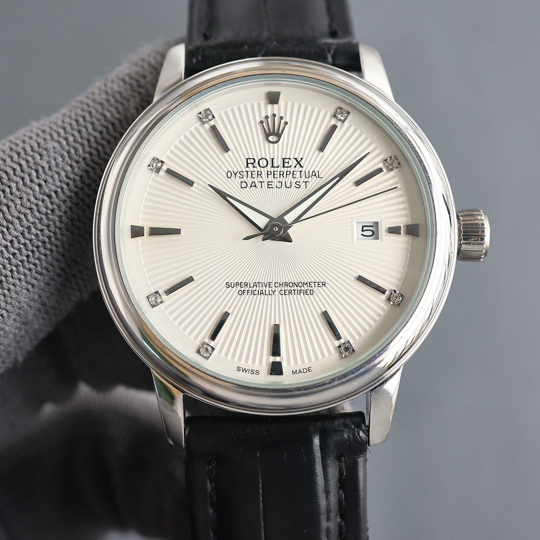 NO:850136,White shell, gold shell, the latest popular model, Rolex [ROLEX] men's watch, with a unique dial design, paired with a more high-end and luxurious Rolex. When you first meet Rolex, you must dream of owning it one day. Wearing a Rolex will make you prosperous and prosperous. You deserve it. Reviews are welcome!  !  The movement is equipped with a brand new imported Citizen (zero repair), size 40, mirror sapphire glass never scratched, material 316L stainless steel case, power reserve 48 hours, waterproof depth 100 meters, Italian calf leather belt, original pin buckle, rolex, cowhide19860909白壳 金壳 最新爆款主推 劳力士【ROLEX】男士腕表 采用独特的表盘设计 搭配而来的是更高档奢华的劳力士, 初识劳力士必憧憬有朝一日能拥有它,戴上劳力士必顺风顺水必发达,你值得拥有,欢迎评鉴！！ 机芯搭配全新进口西铁城（零返修） 尺寸40 镜面蓝宝石玻璃永不刮花 材质316L精钢表壳 动力储存48小时 防水深度100米 意大利小牛皮带,原装针扣,,rolex,cowhide,Watch