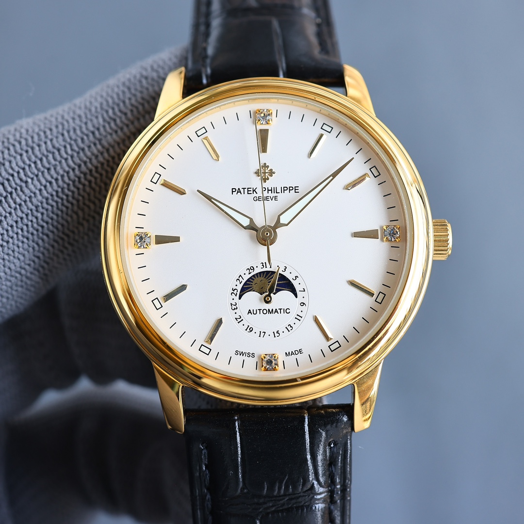 NO:850153,White shell. Gold shell ②6 Patek Philippe men's watch．  The watch moon phase series adheres to Patek Philippe's consistent tradition, and more beautifully combines the 6-digit calendar with the sun and moon astrology that is popular among watch lovers. Whether it is the classic and timeless dial design or the cool polygonal lines carved from stainless steel or rose gold, it is no exception. It also uses the Swiss ETA2824-2 movement.  ,Function 6-digit calendar large moon phase, table diameter 40. Sapphire glass. Italian calfskin. Original pin buckle.,,patek philippe,cowhide19860909白壳.金壳 ②6百达翡丽Patek Philippe男士腕表．腕表月相系列,秉持了百达翡丽的一贯传统,更唯美的结合了6字位日历与被表友热捧的日月星相,无论是经典隽永的表盘设计,还是以精钢或玫瑰金雕凿的炫酷多边线条都不例外.更采用了瑞士ETA2824一2机芯 ,功能6字位日历大月相,表径40.蓝宝石玻璃.意大利小牛皮.原装针扣.,,patek philippe,cowhide,Watch