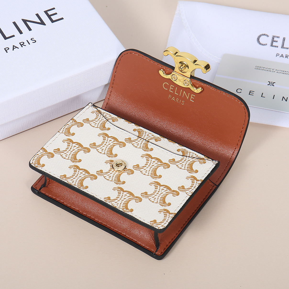 Celine新款卡包,TRIOMPHE名片包,经典花纹大面内配平纹超纤,金色饰面TRIOMPHE金属按扣