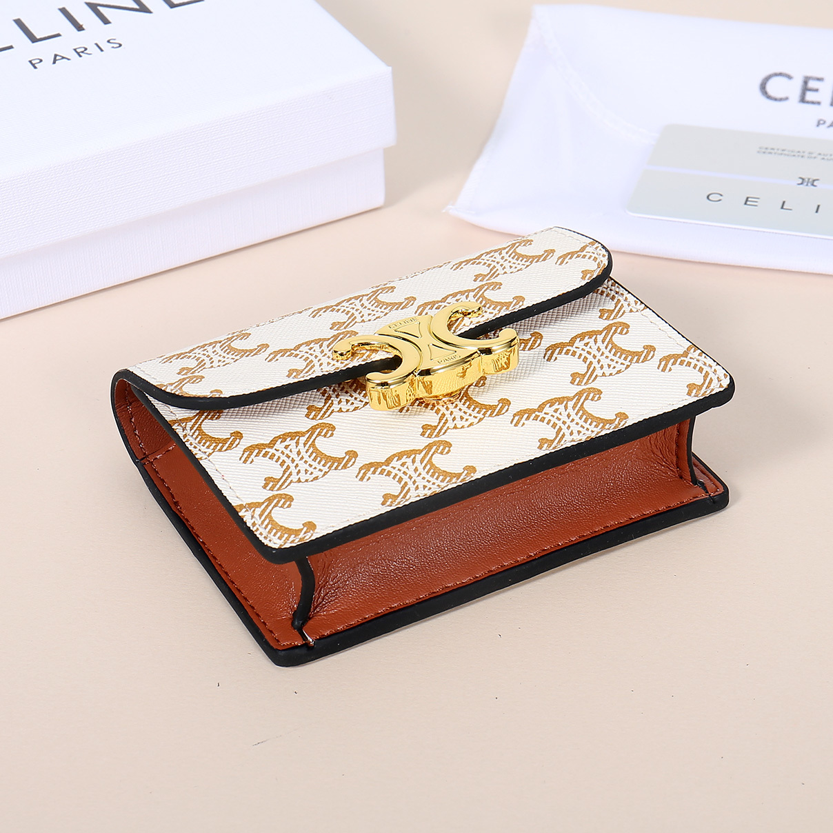 Celine新款卡包,TRIOMPHE名片包,经典花纹大面内配平纹超纤,金色饰面TRIOMPHE金属按扣