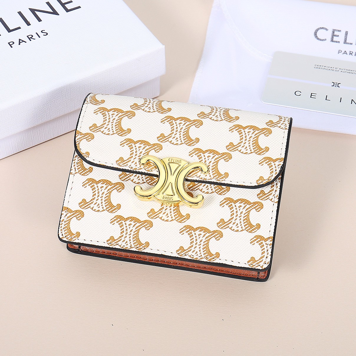Celine新款卡包,TRIOMPHE名片包,经典花纹大面内配平纹超纤,金色饰面TRIOMPHE金属按扣
