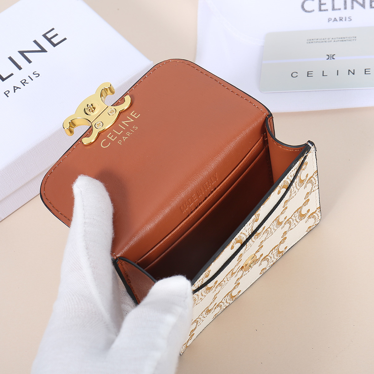 Celine新款卡包,TRIOMPHE名片包,经典花纹大面内配平纹超纤,金色饰面TRIOMPHE金属按扣
